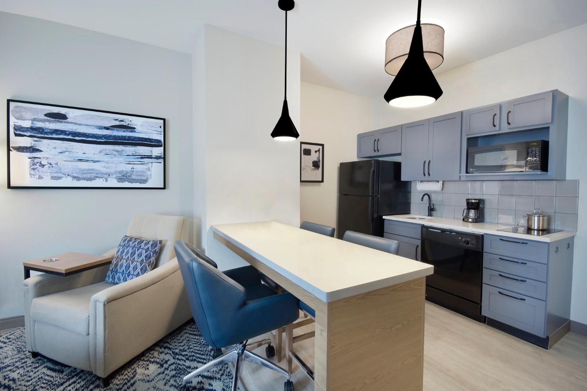 One-Bedroom Queen Suite - Photo 8