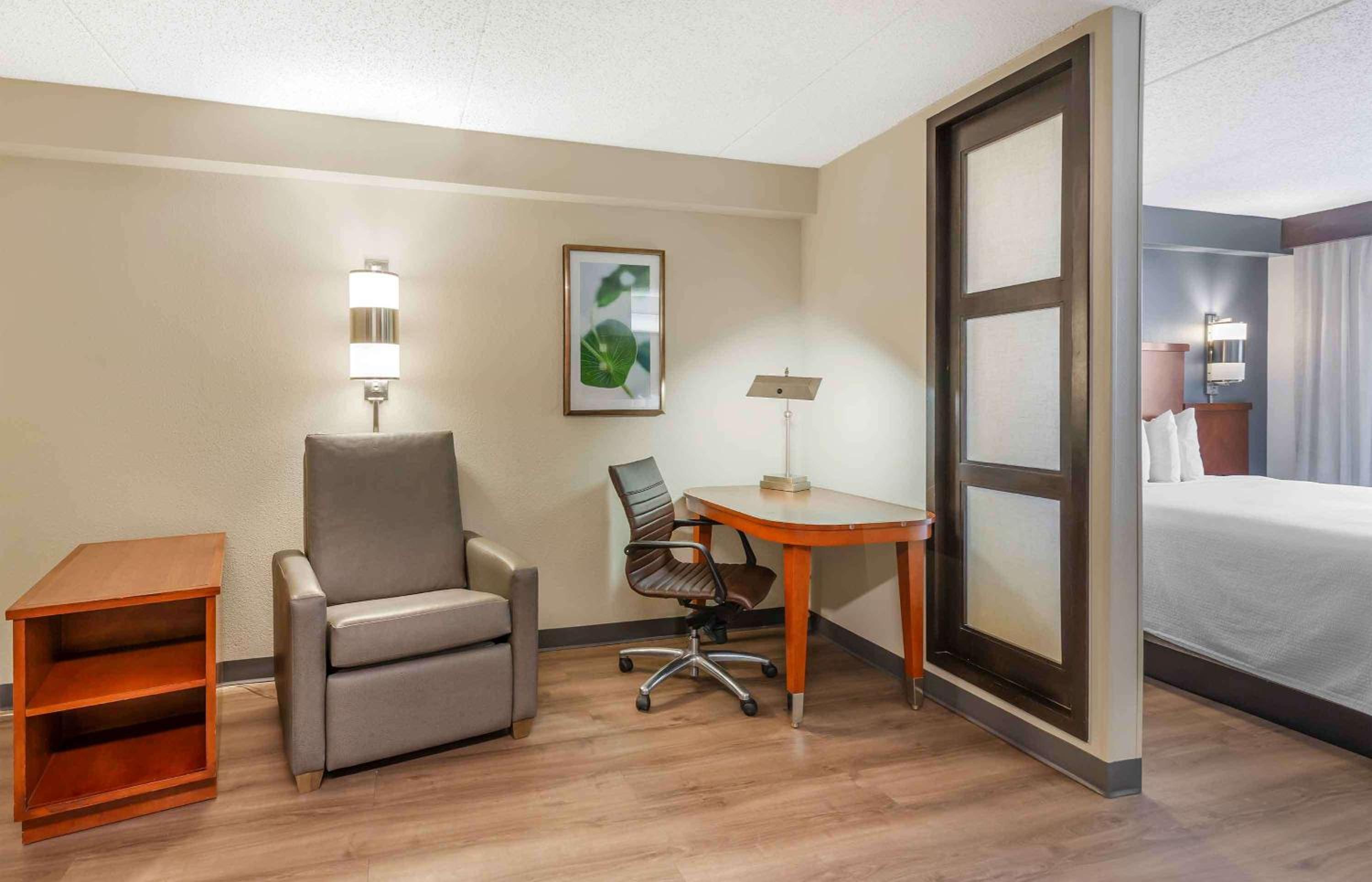 King Room - Non-Smoking - Photo 3