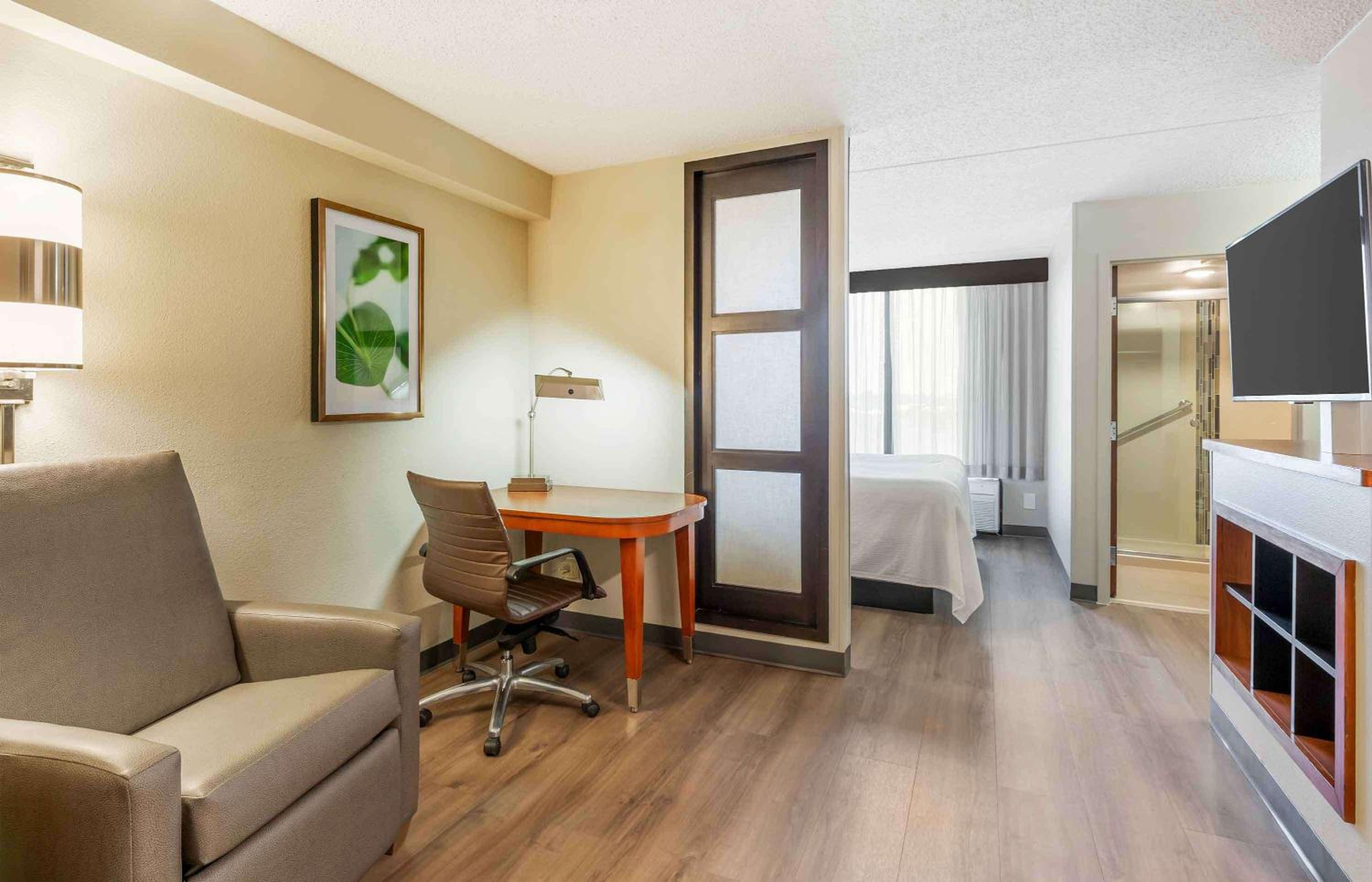 King Room - Non-Smoking - Photo 5