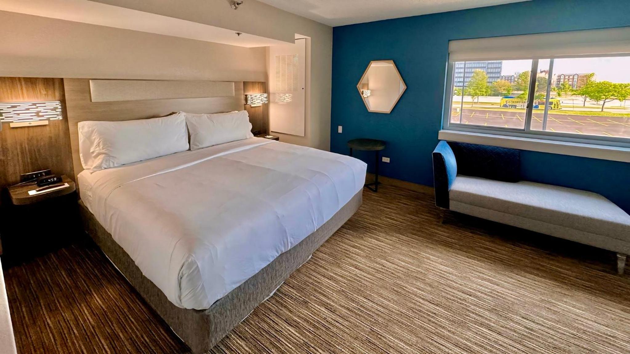 One-Bedroom King Suite with Whirlpool - Photo 3