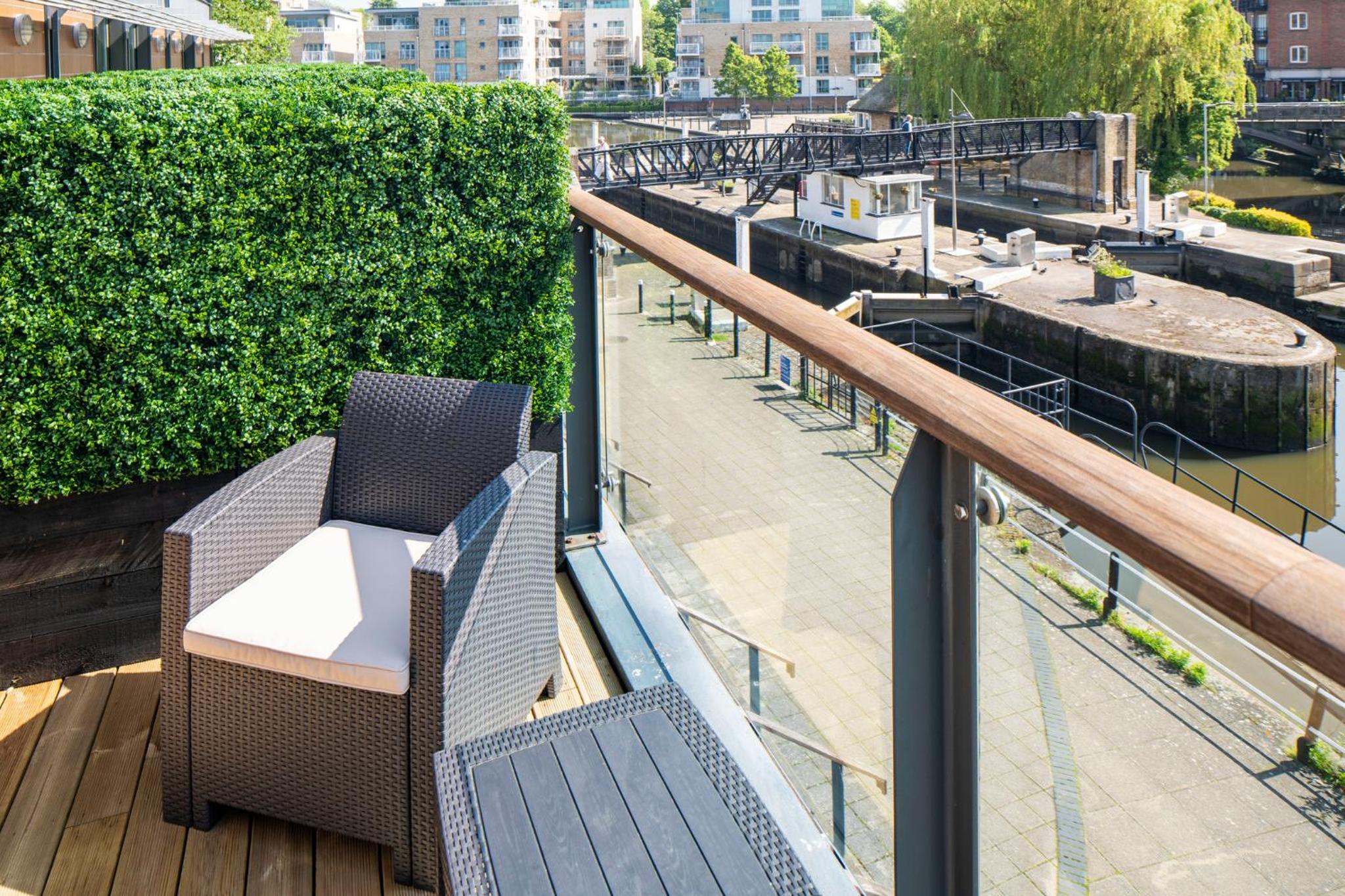 Premium King Room with Balcony and Canal View - Photo 26