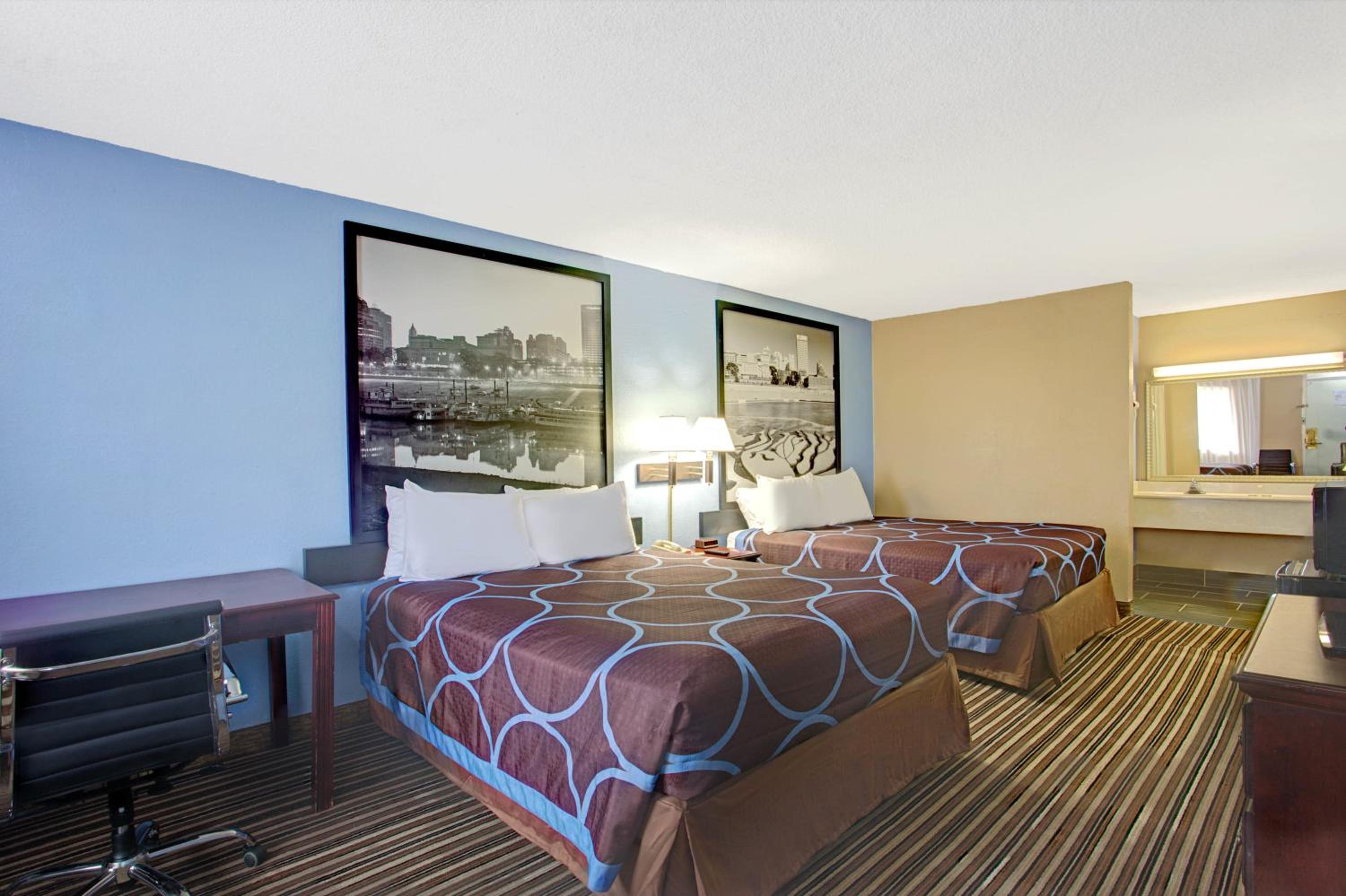 Queen Room With Two Queen Beds - Non-Smoking - Photo 1