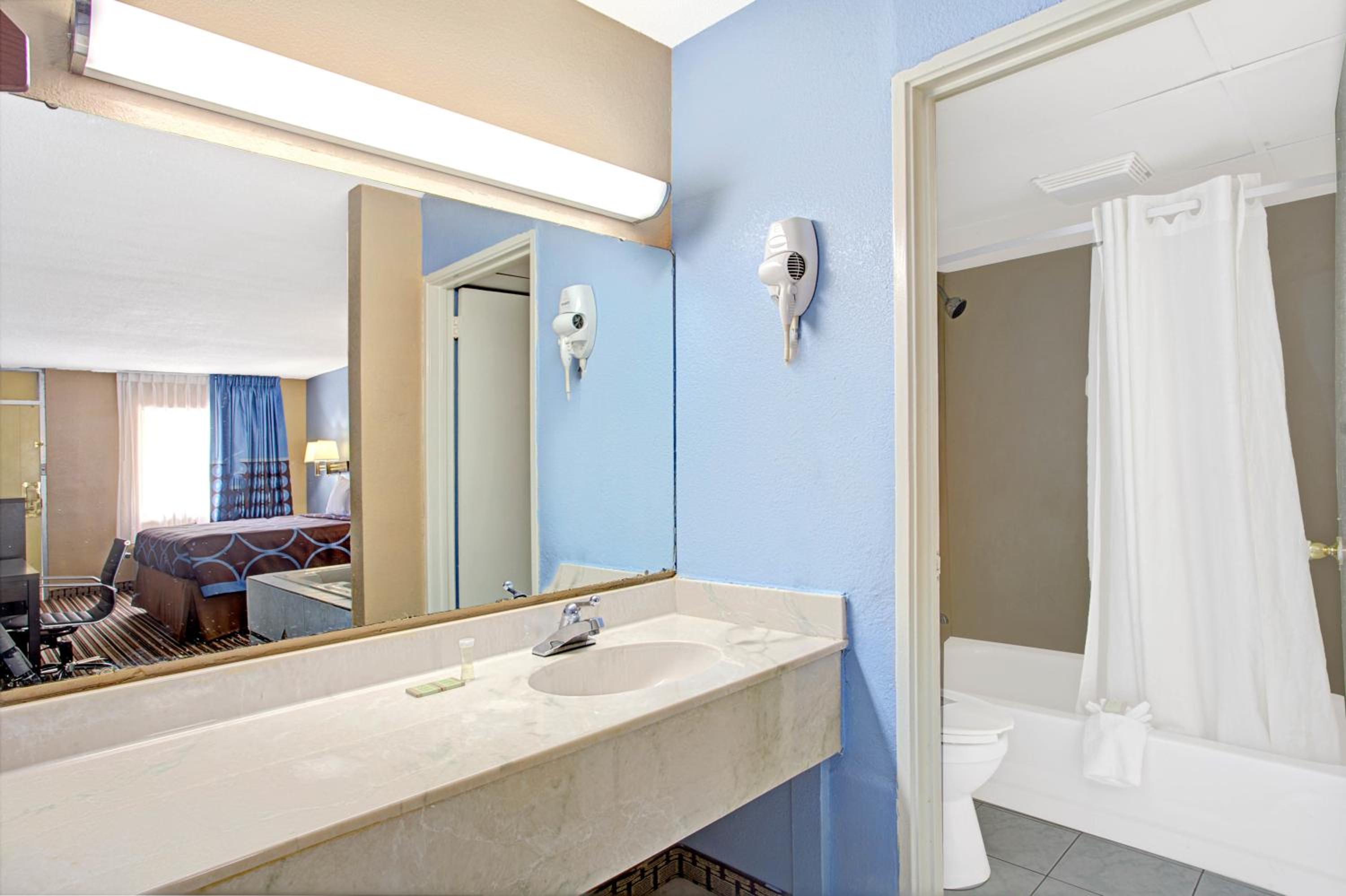 Queen Room - Non-Smoking - Photo 3