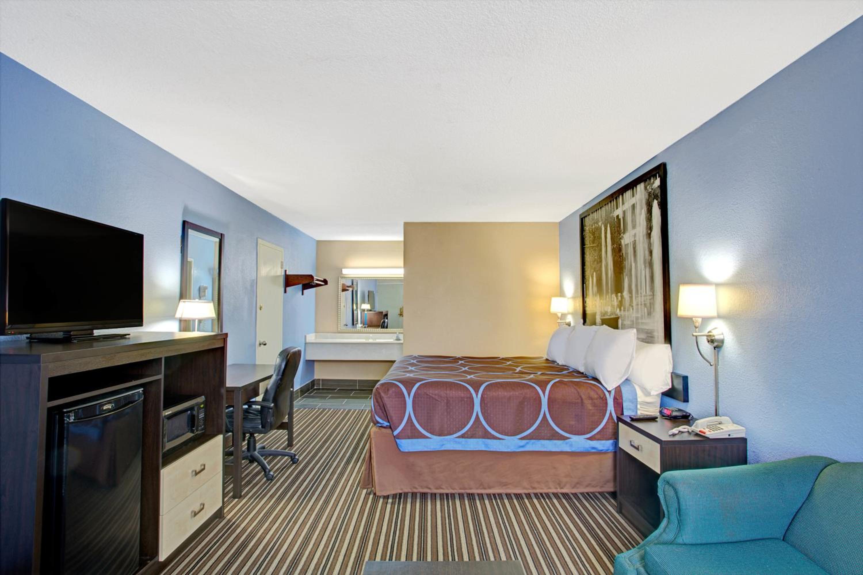 Queen Room - Non-Smoking - Photo 4