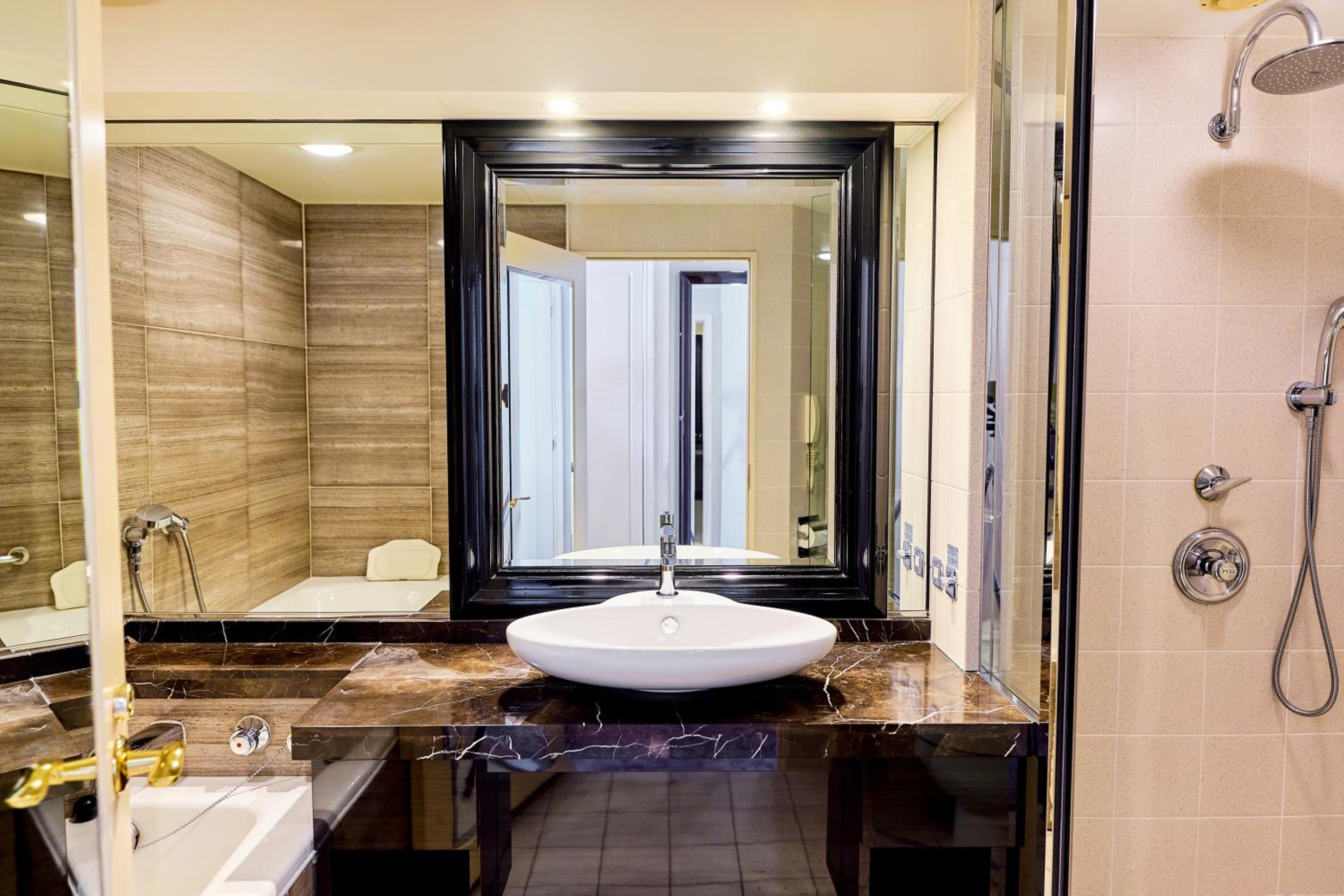 Classic Twin Room Club Lounge Access with River View