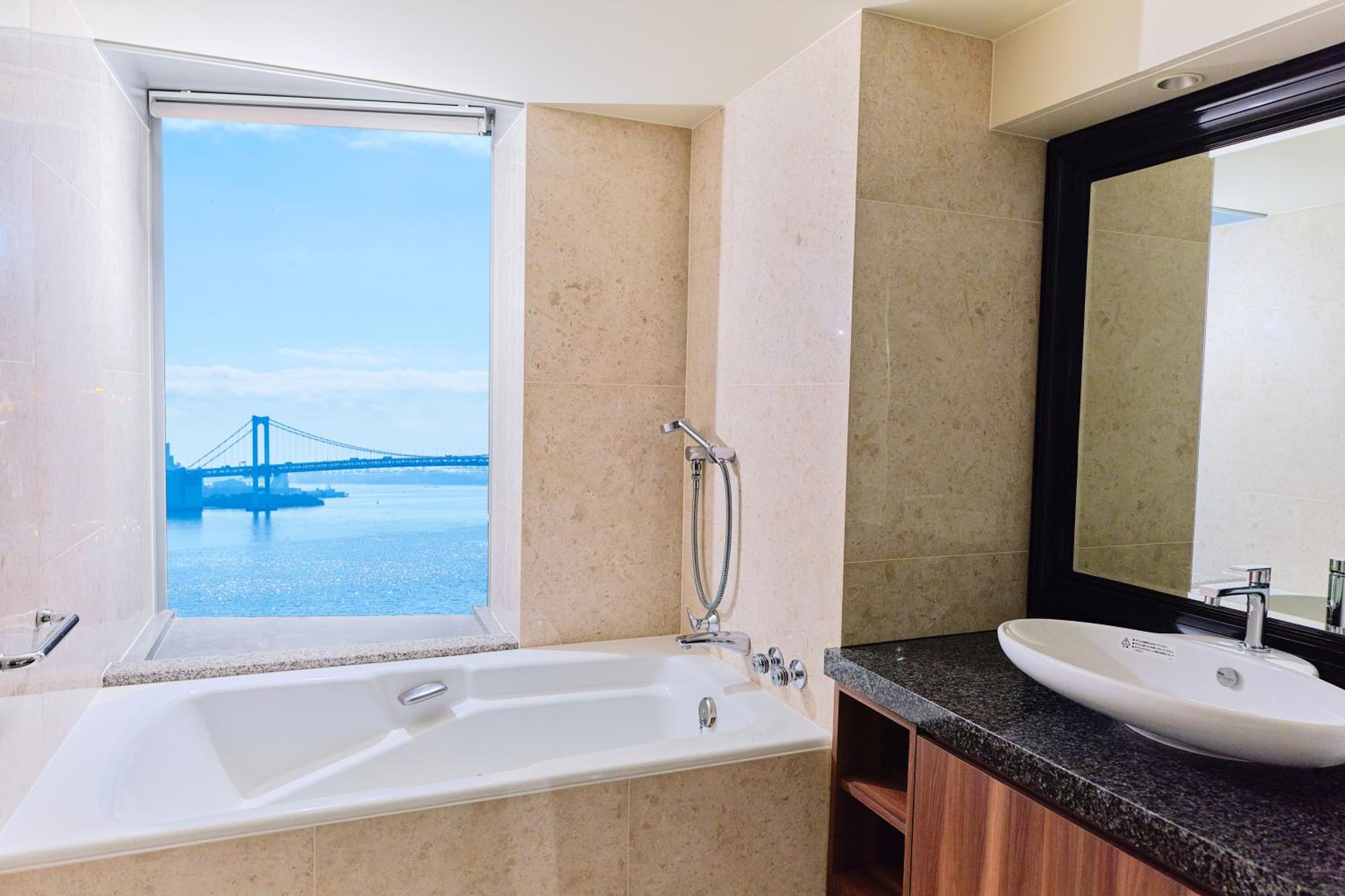 Premium Twin Room with Bay View - Japanese Lounge Access