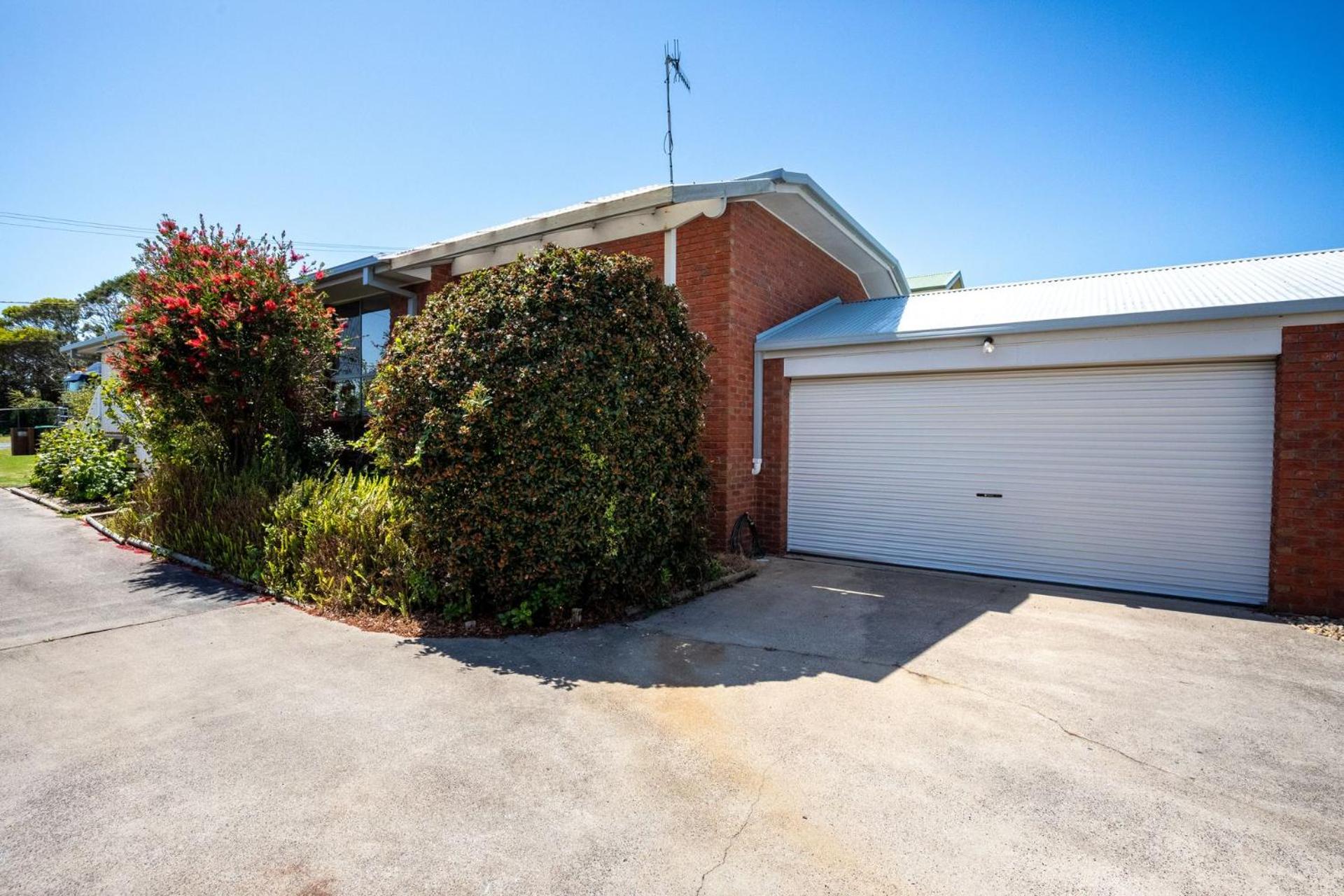 Three-Bedroom House photo 3