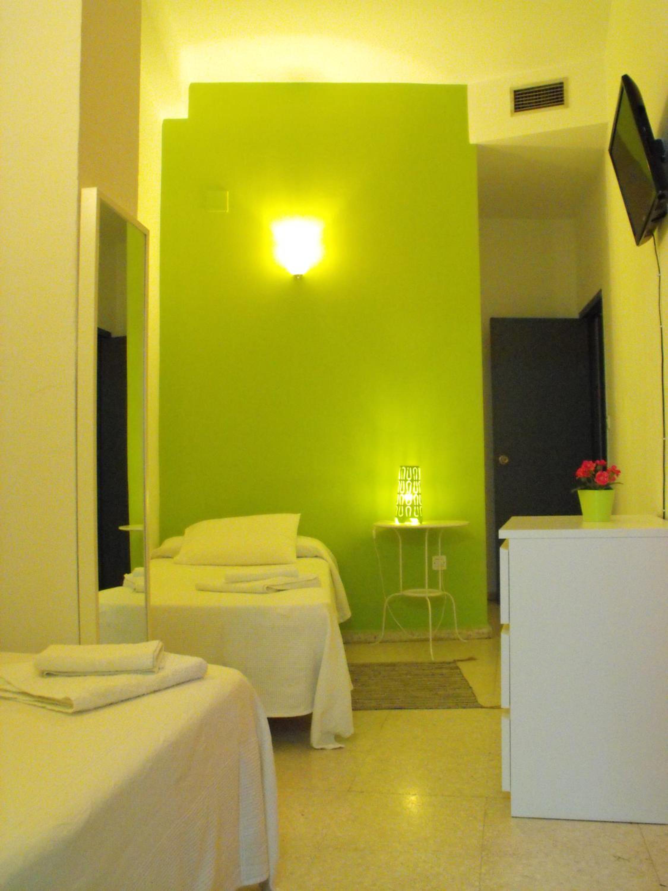 Twin Room - Photo 18
