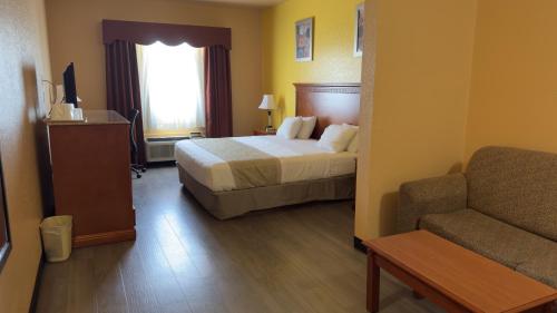 Deluxe King Suite photo 2