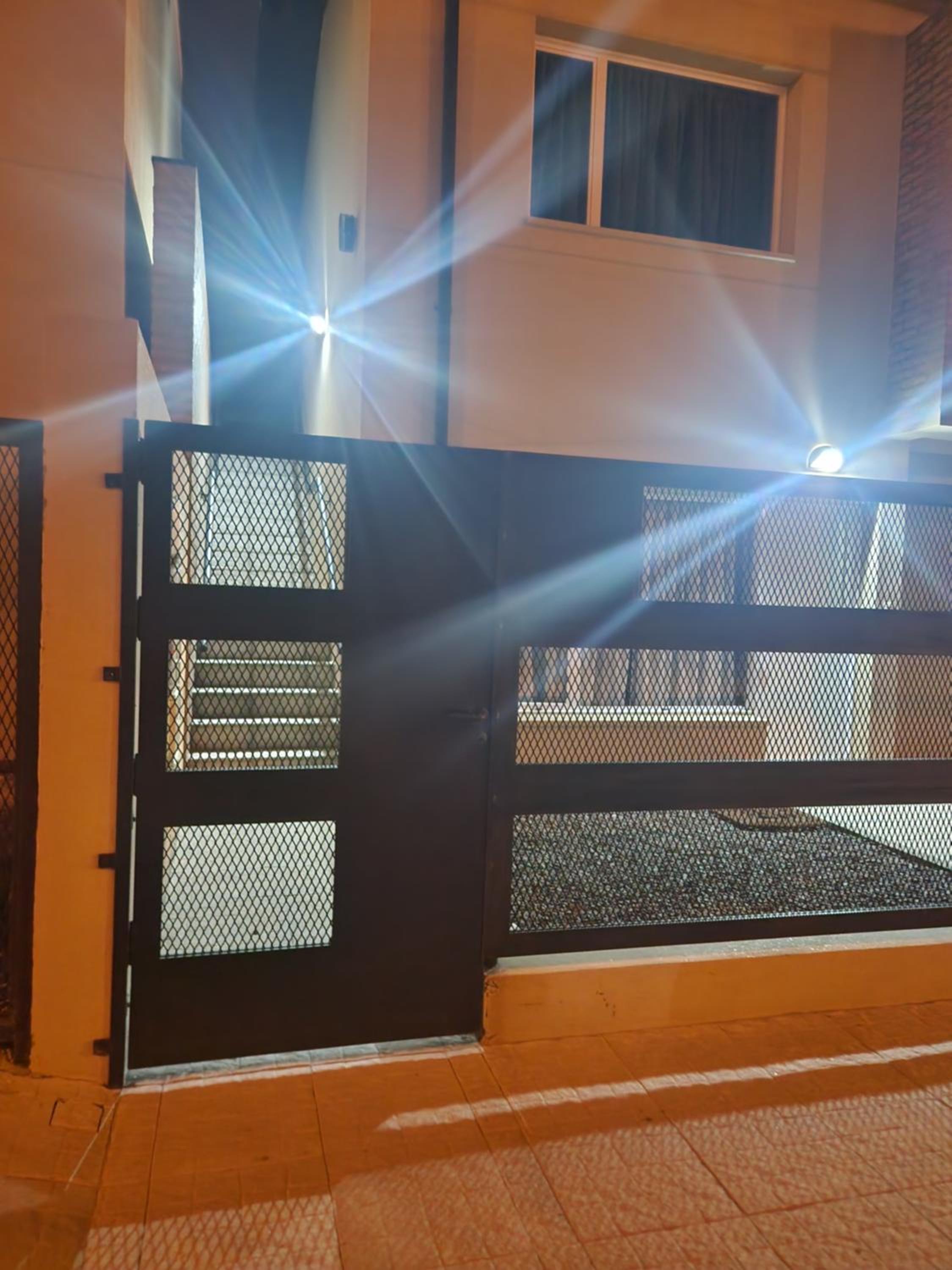 One-Bedroom Apartment with Balcony and Mountain View   photo 2