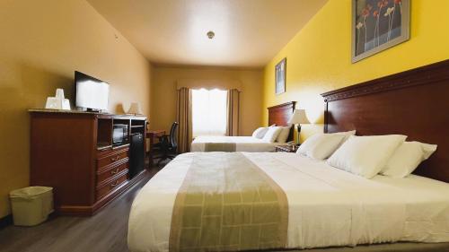 Superior Queen Room with Two Queen Beds photo 2