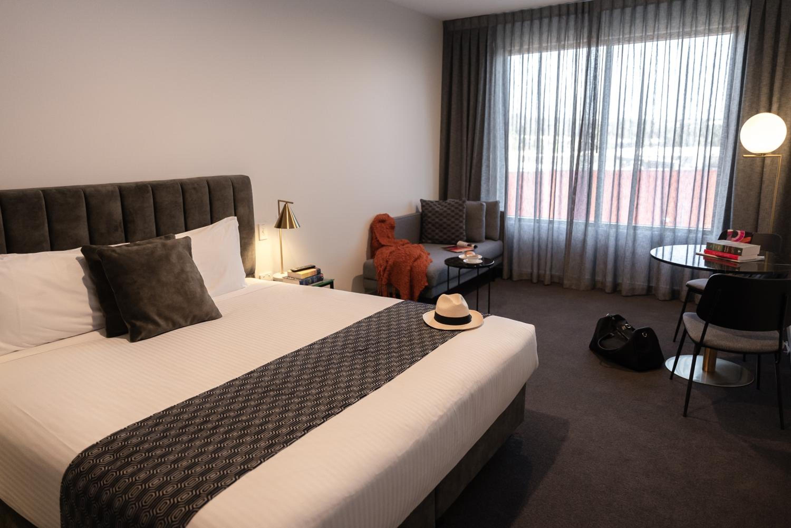 Deluxe King Room thumbnail 6