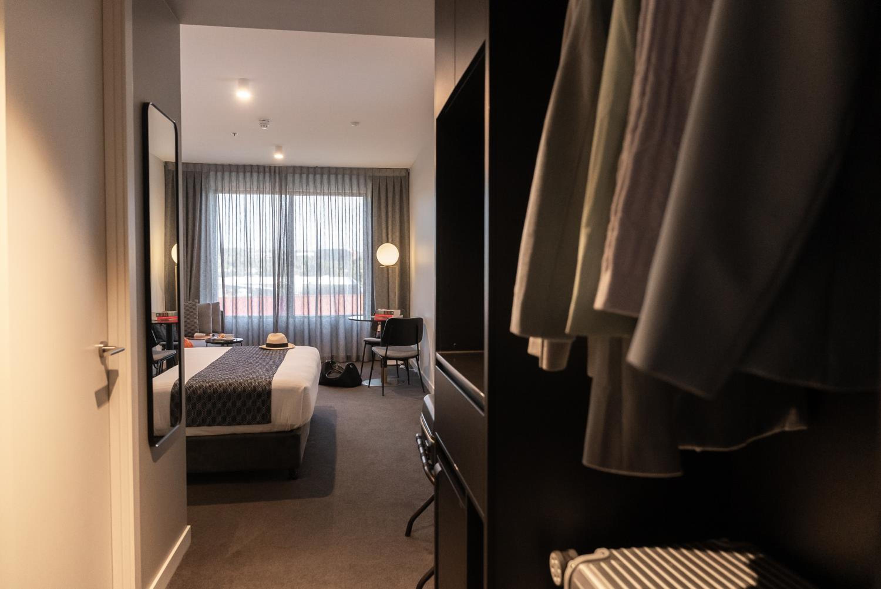 Deluxe King Room thumbnail 5