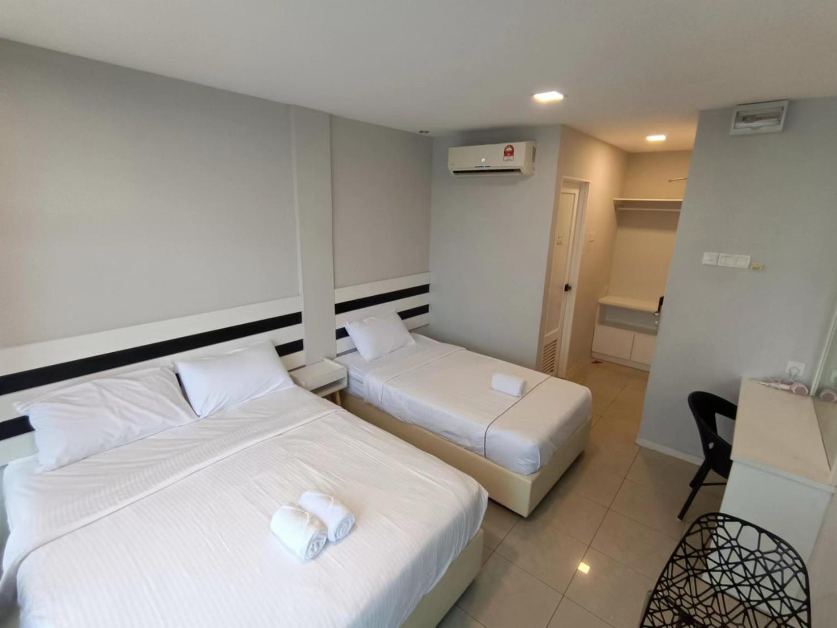 Triple Room with Private Bathroom - Photo 2