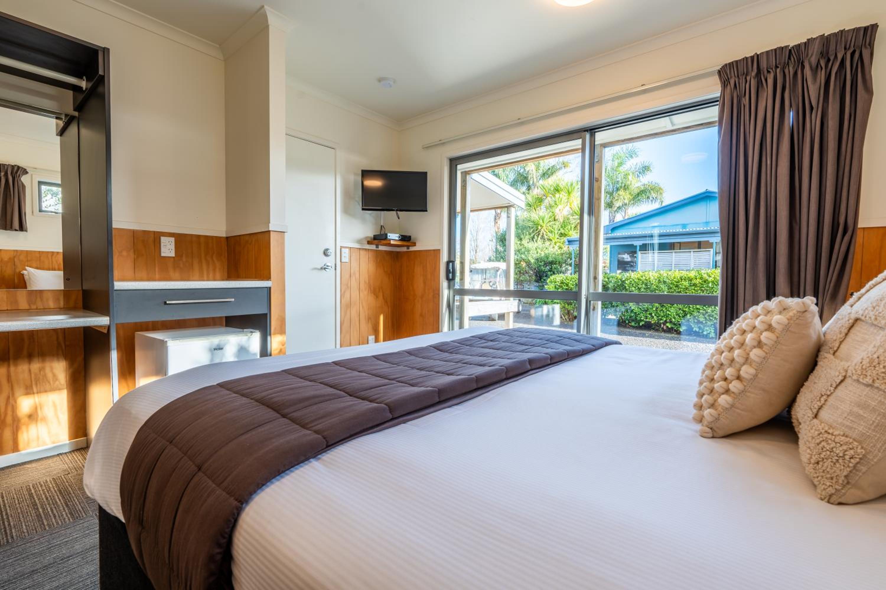 Two-Bedroom Apartment with Pool View - Photo 8