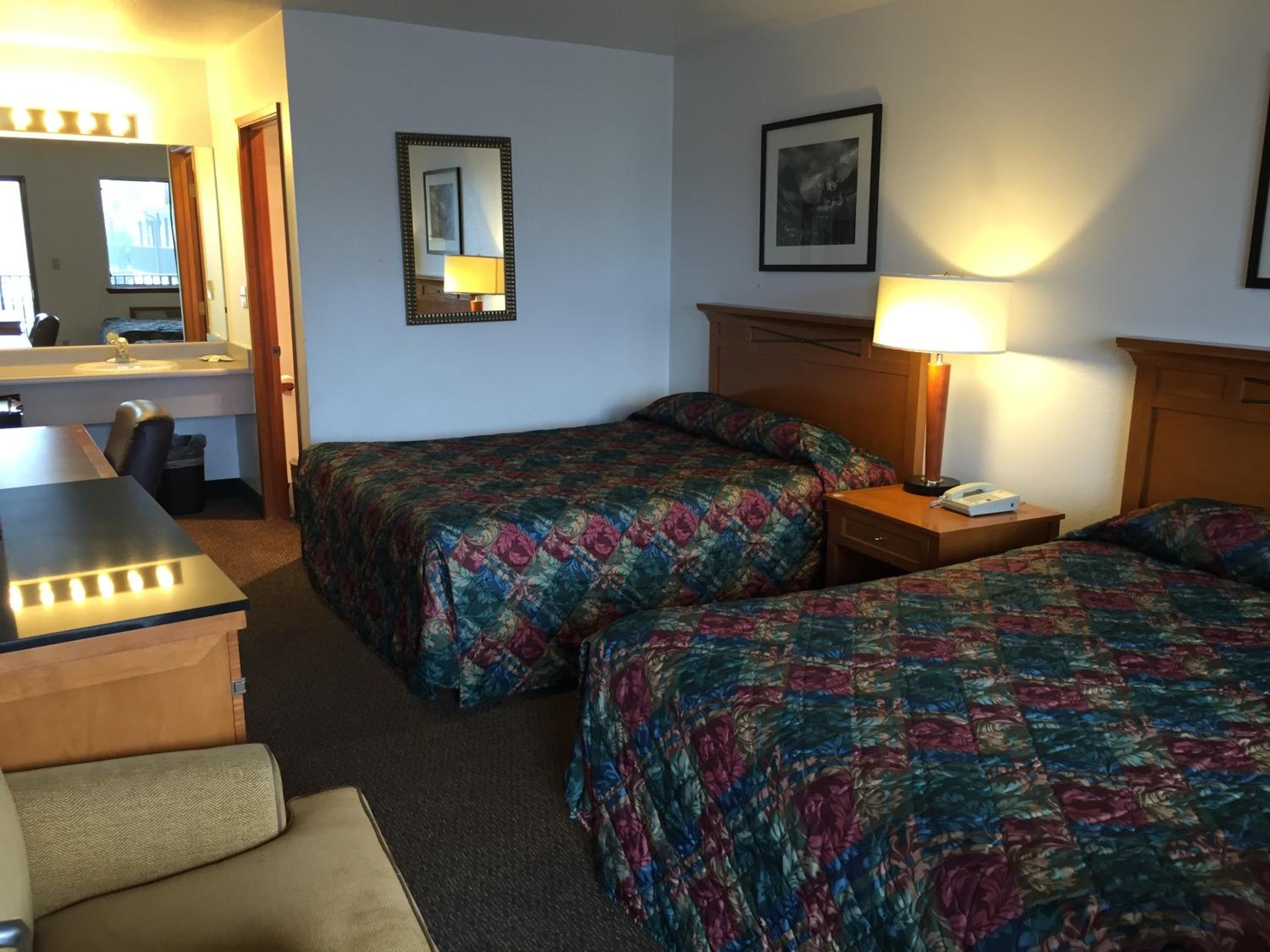 Queen Room with Two Queen Beds - Photo 7
