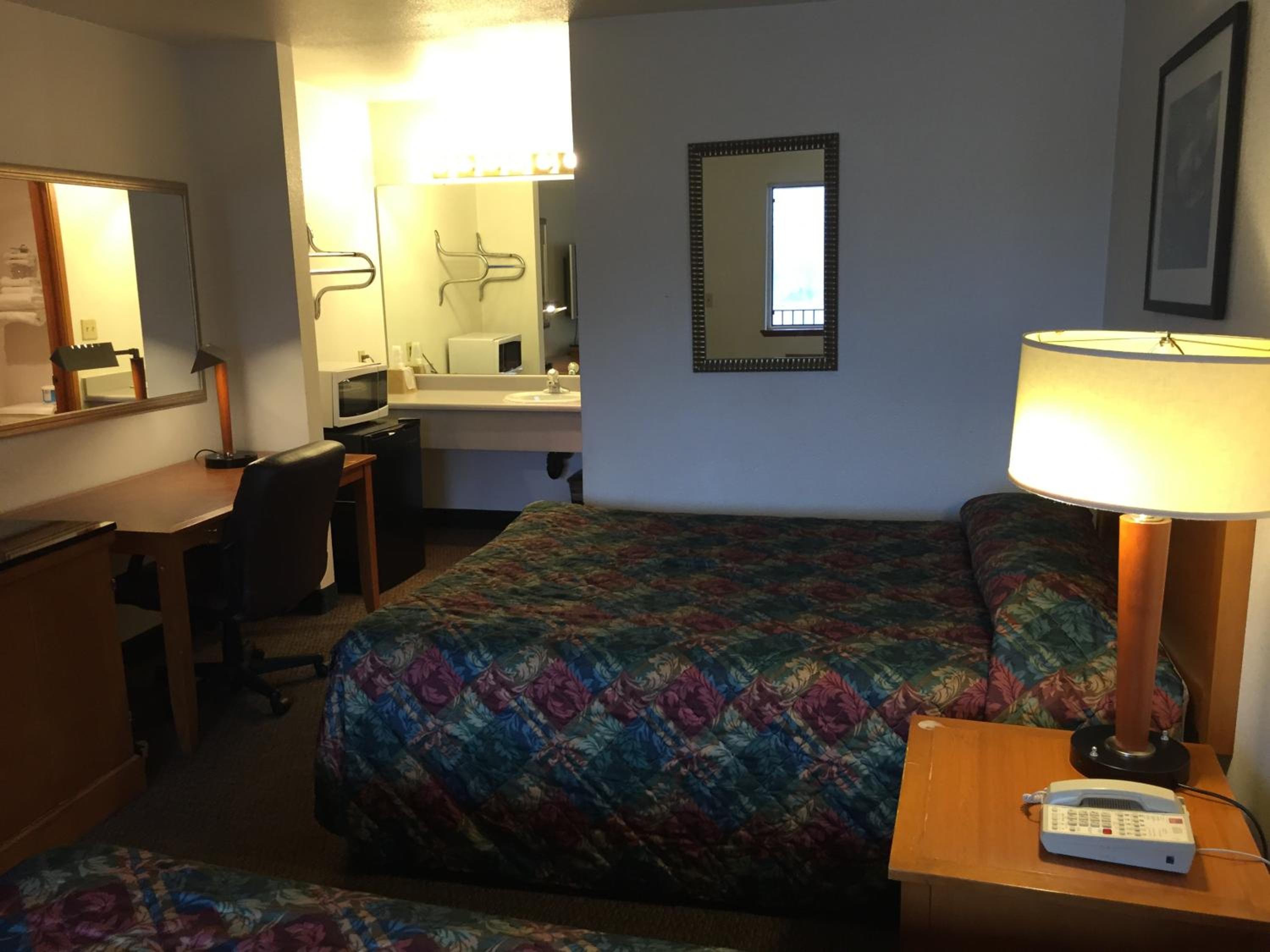 Queen Room with Two Queen Beds - Photo 6
