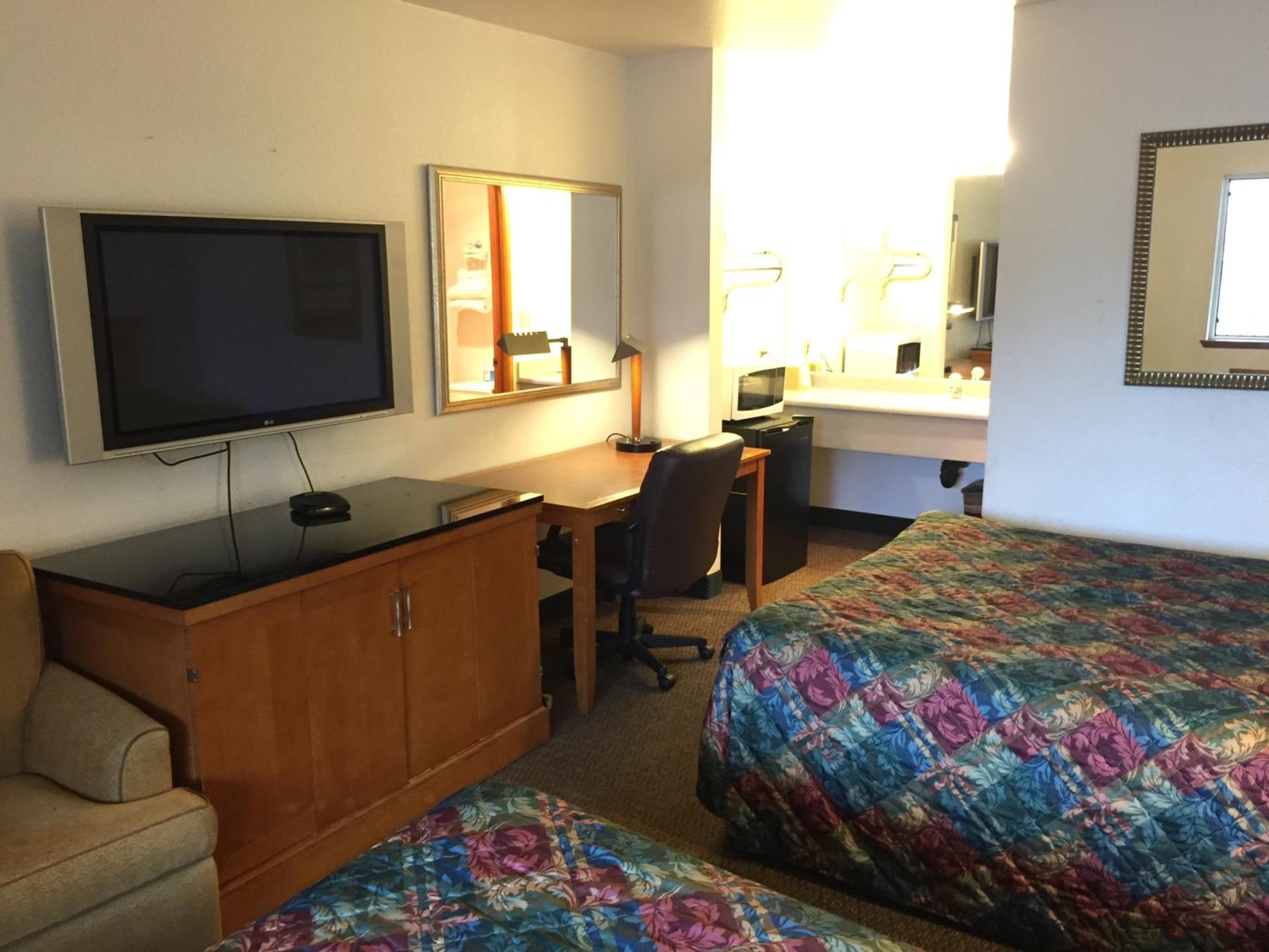 Queen Room with Two Queen Beds - Photo 5