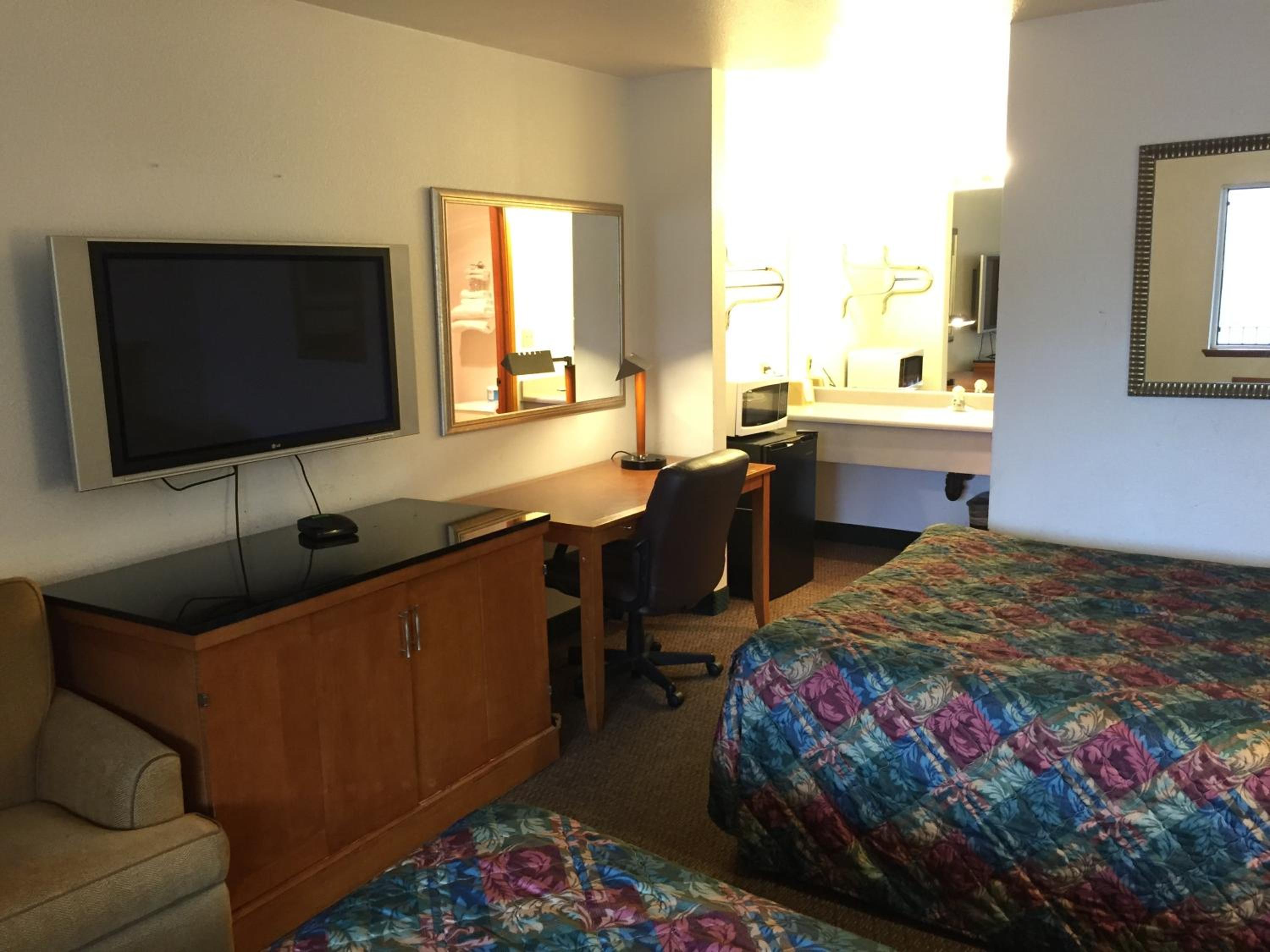 Queen Room with Two Queen Beds - Photo 9