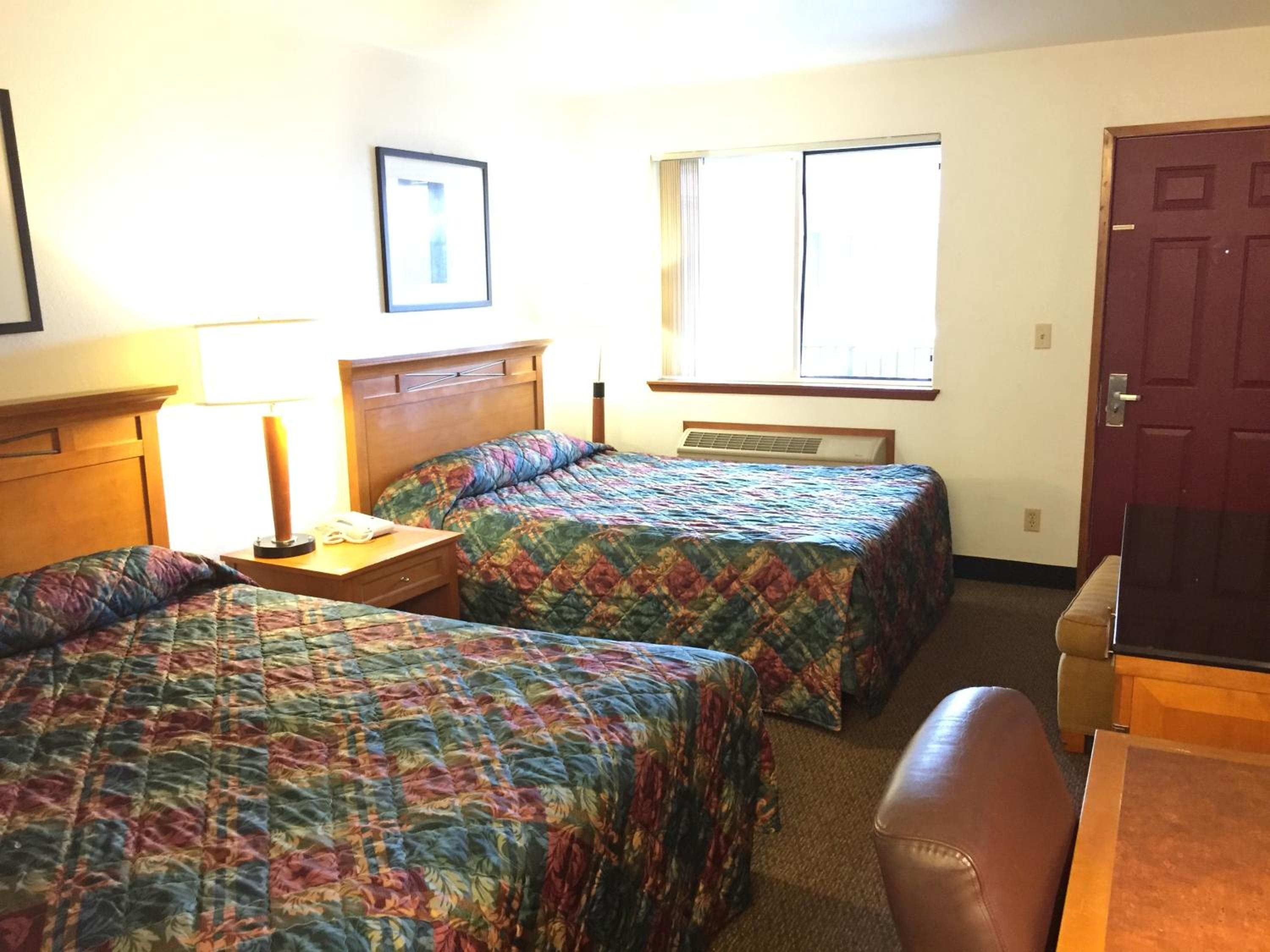 Queen Room with Two Queen Beds - Photo 3