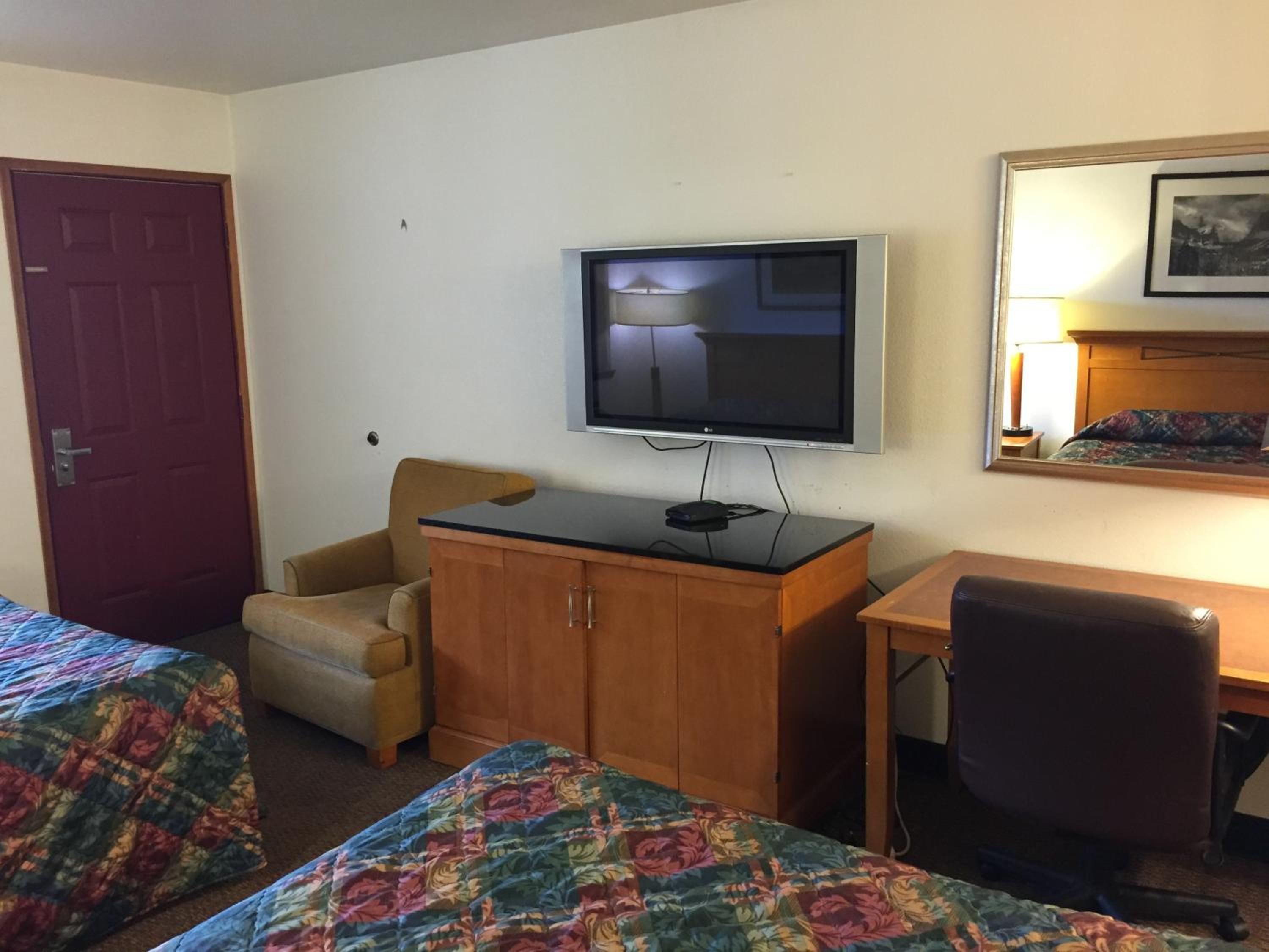 Queen Room with Two Queen Beds - Photo 2