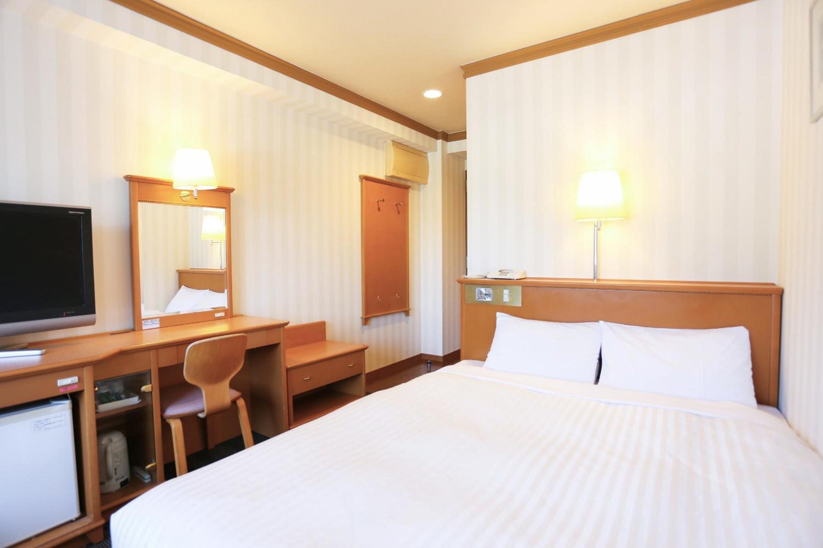 Standard Double Room with Sofa Bed- High Floor - Non-Smoking - Photo 1