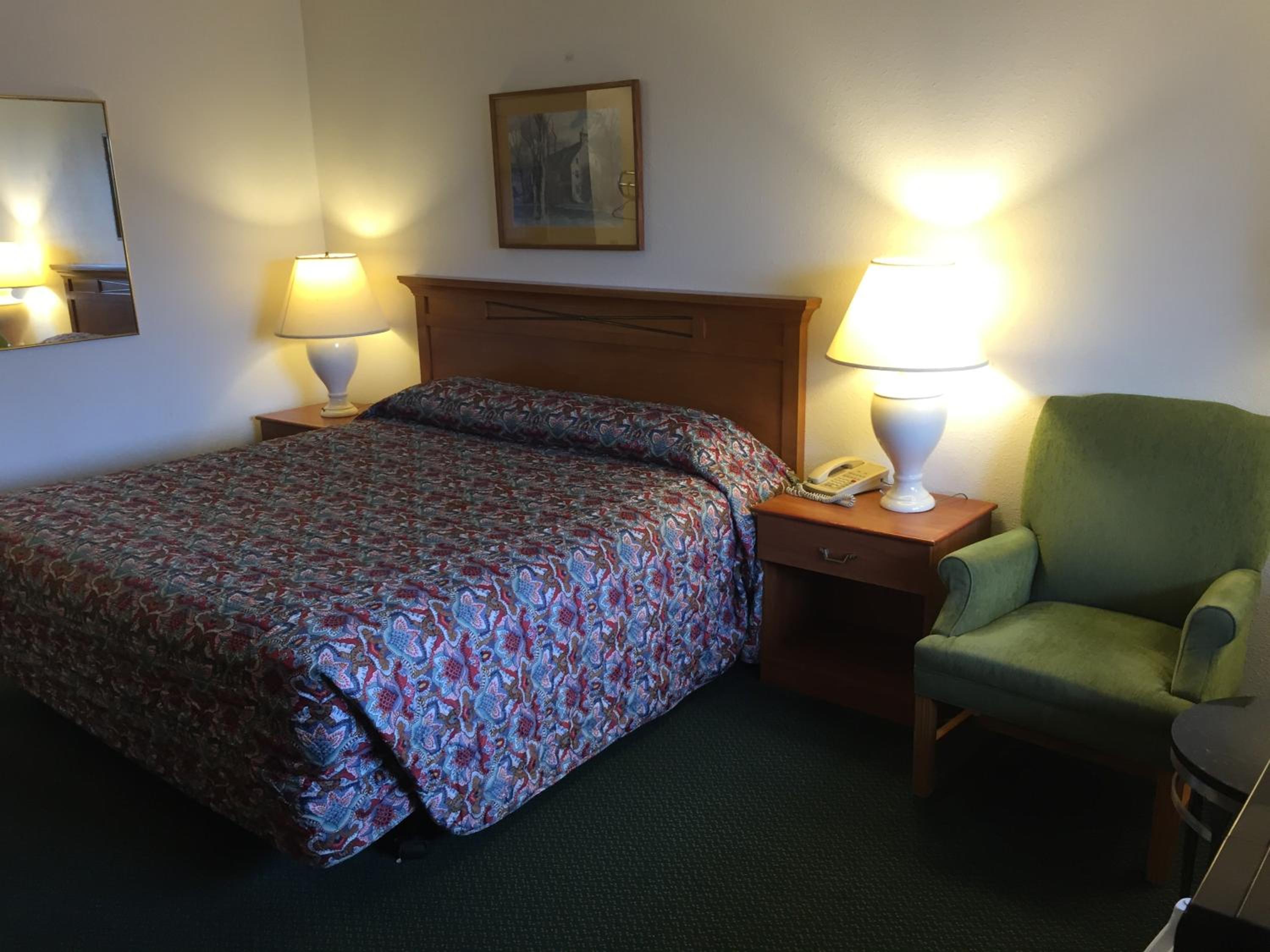Queen Room photo 1