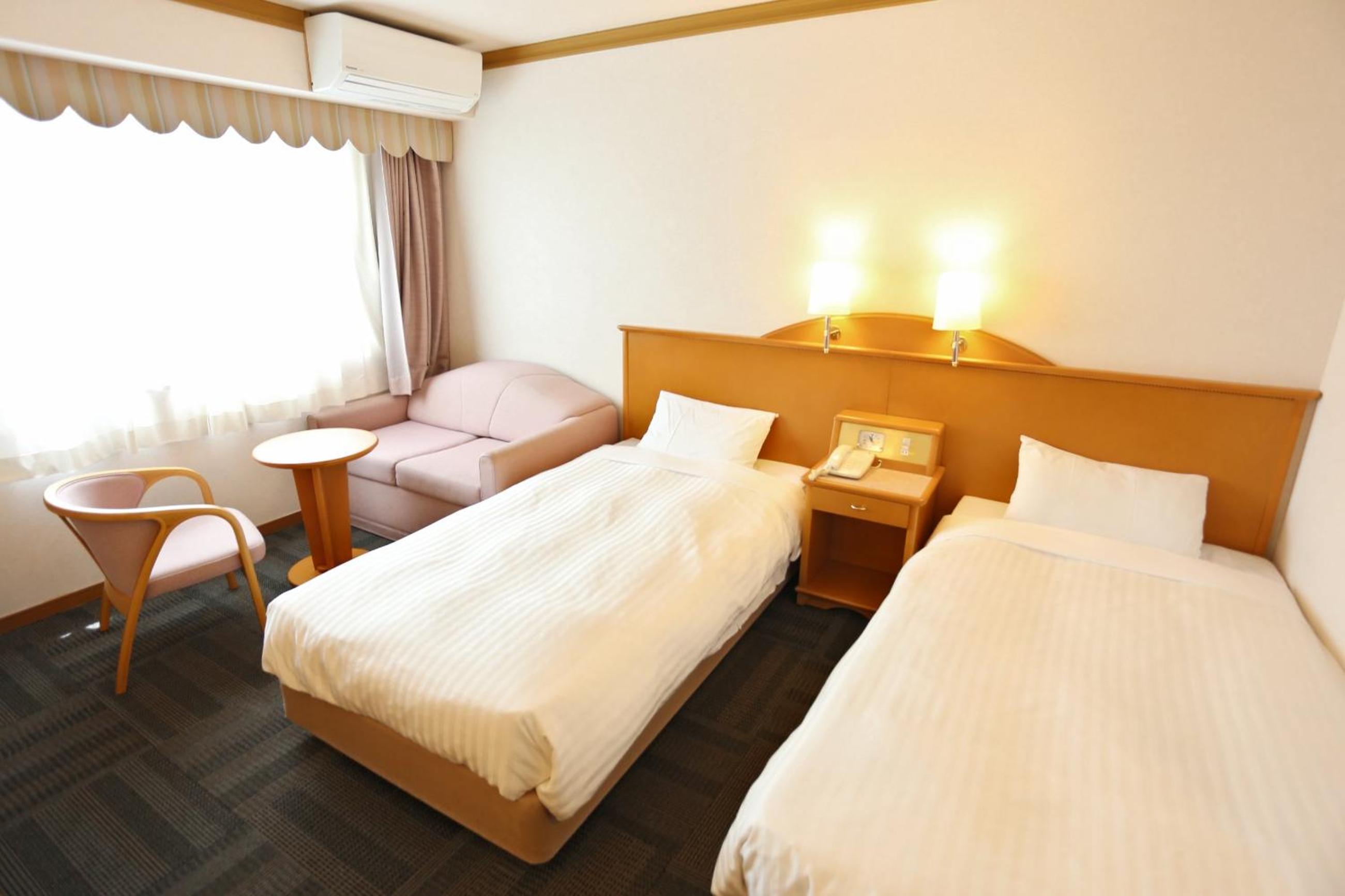 Twin Room with Sofa Bed - Smoking - Photo 3