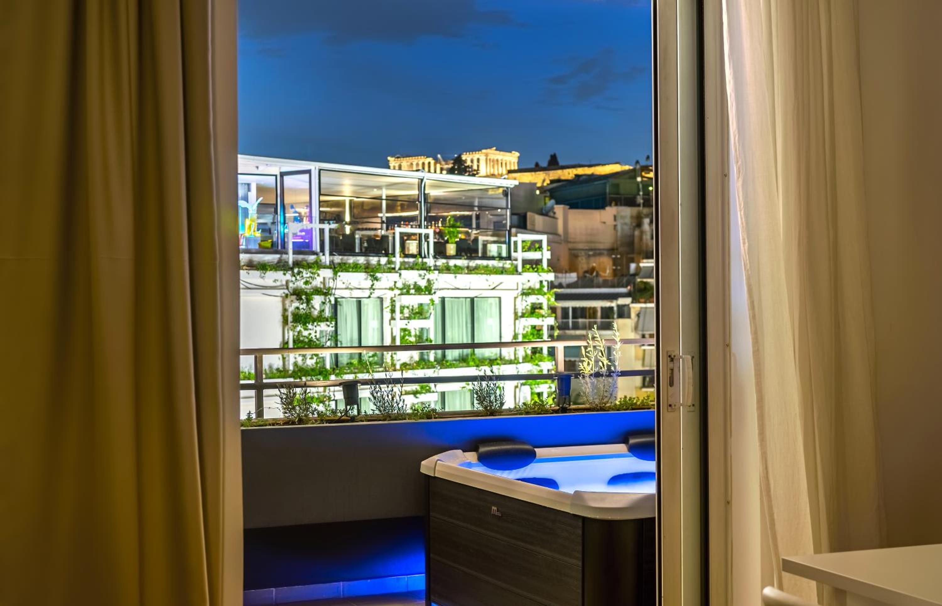 Suite with Hot Tub photo 2