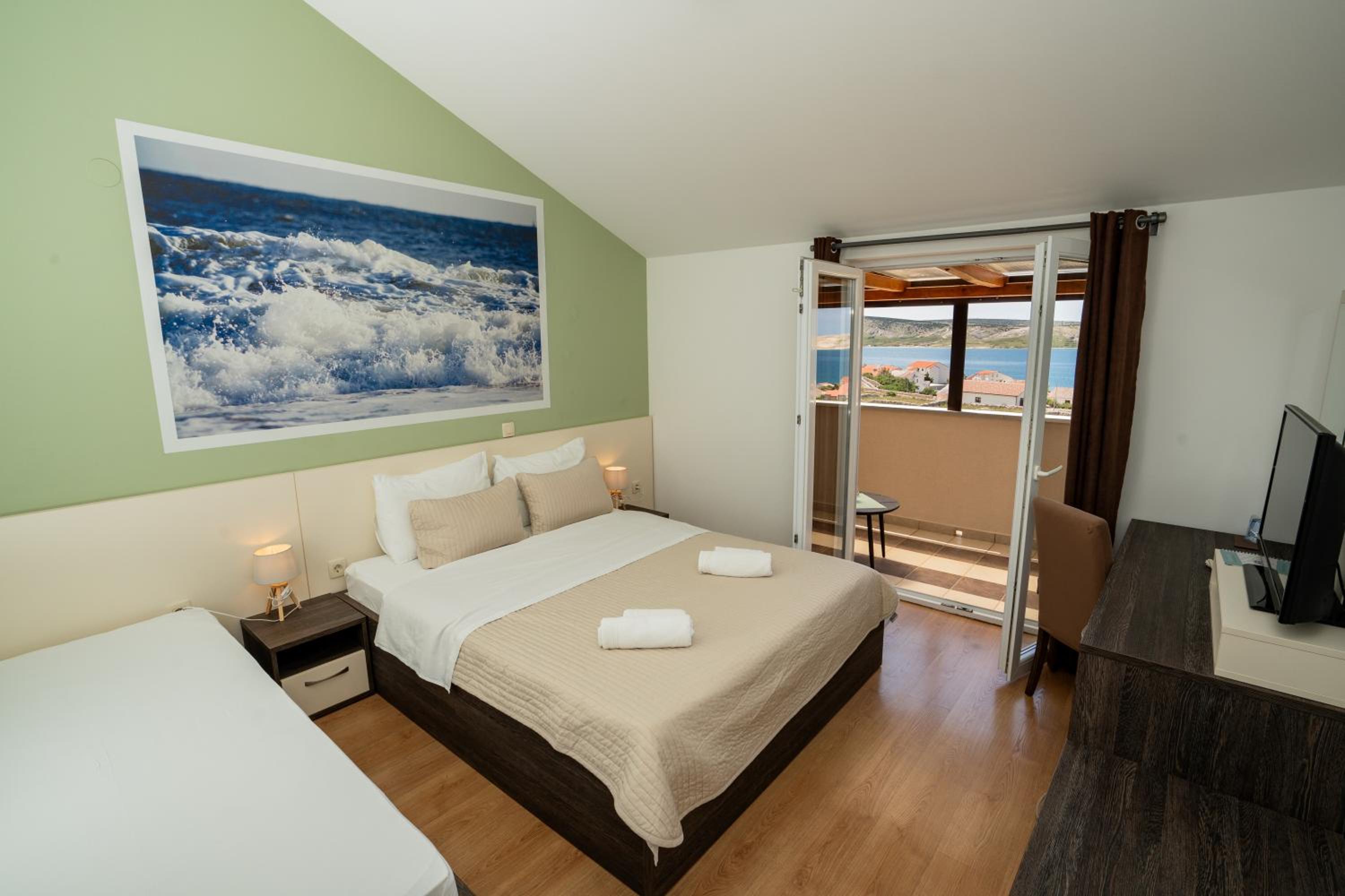 Quarto Triplo com Varanda e Vista para o Mar