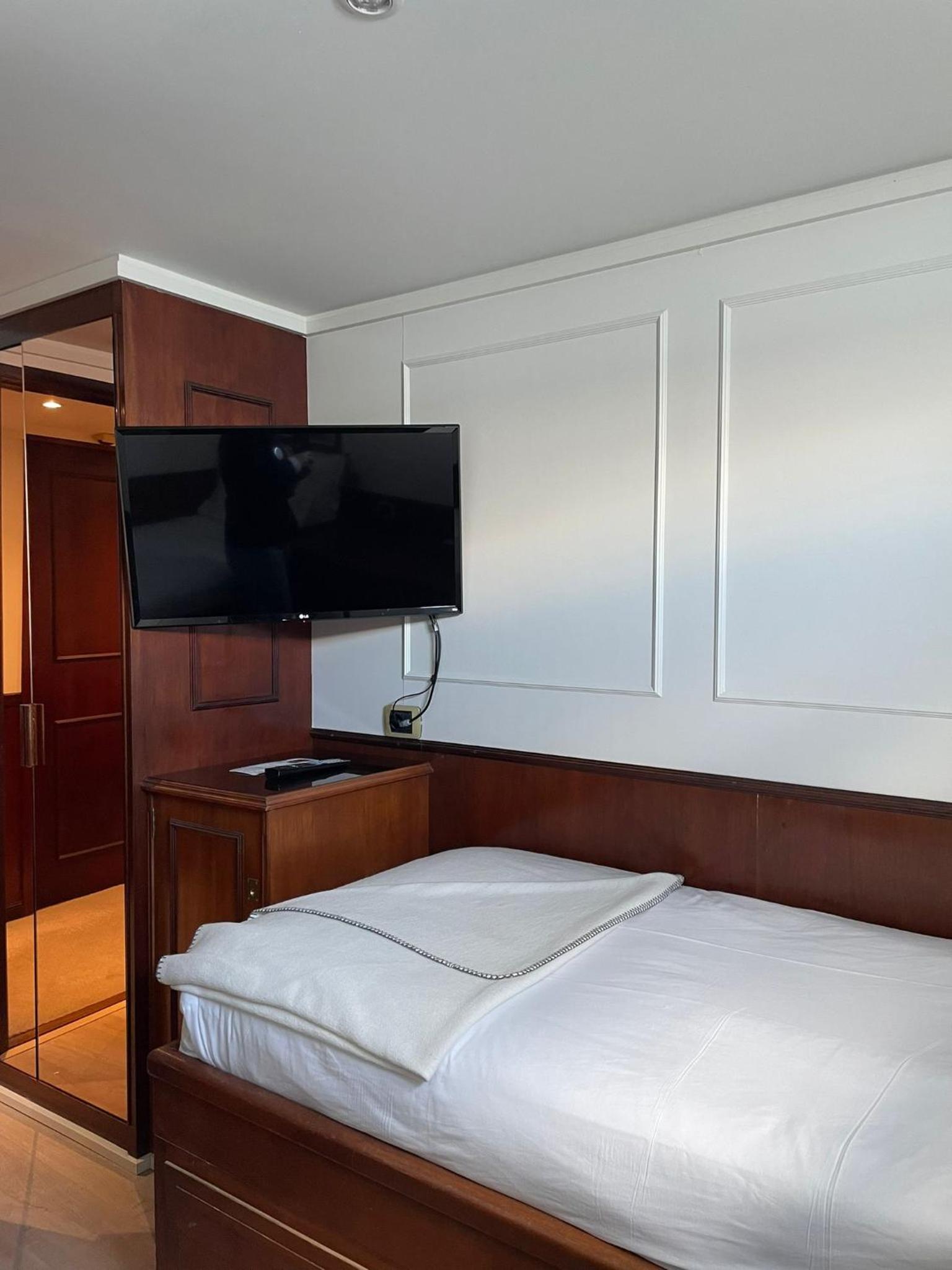 Budget Twin Room - Photo 3