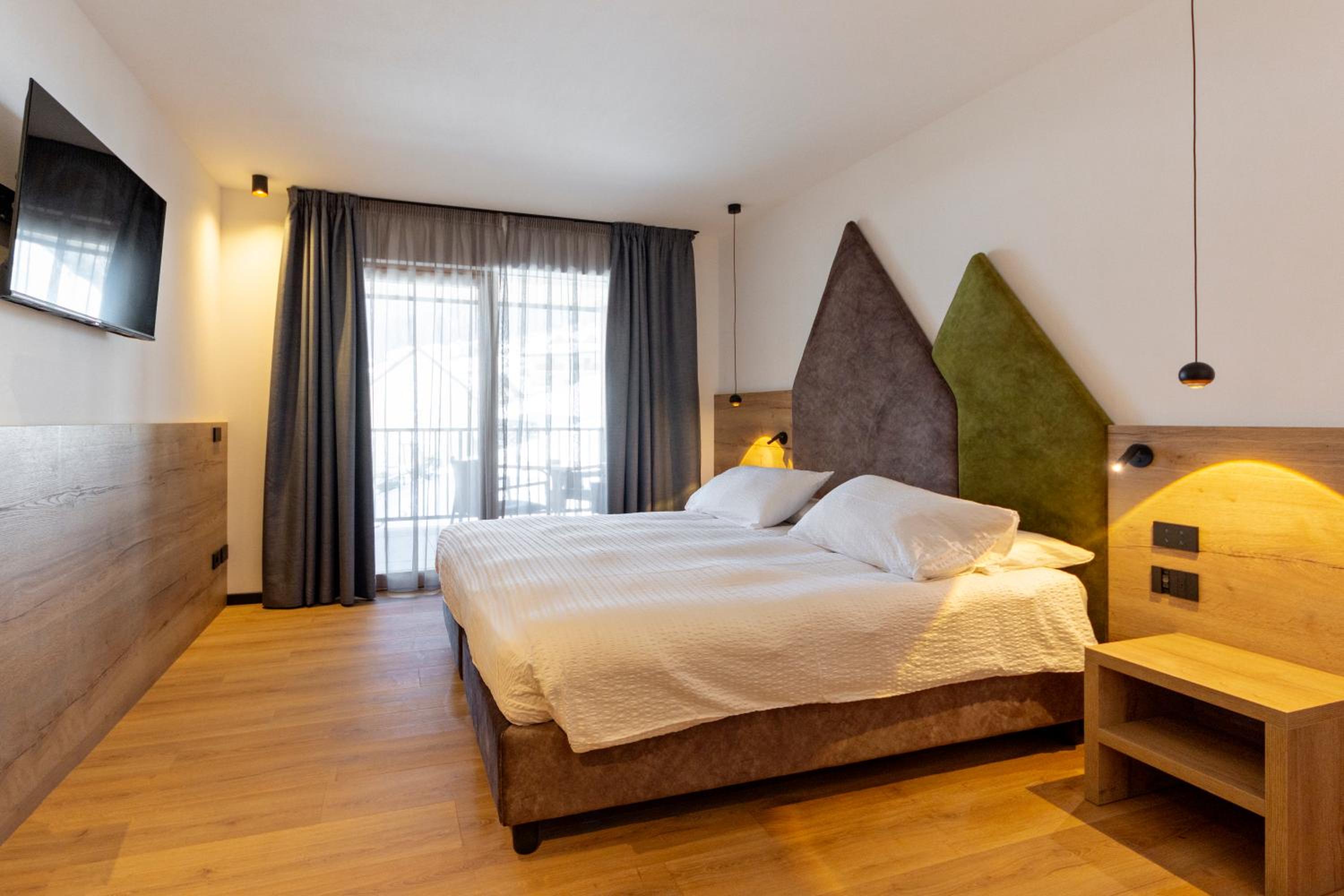 Deluxe Double Room (2 Adults + 1 Child) photo 2