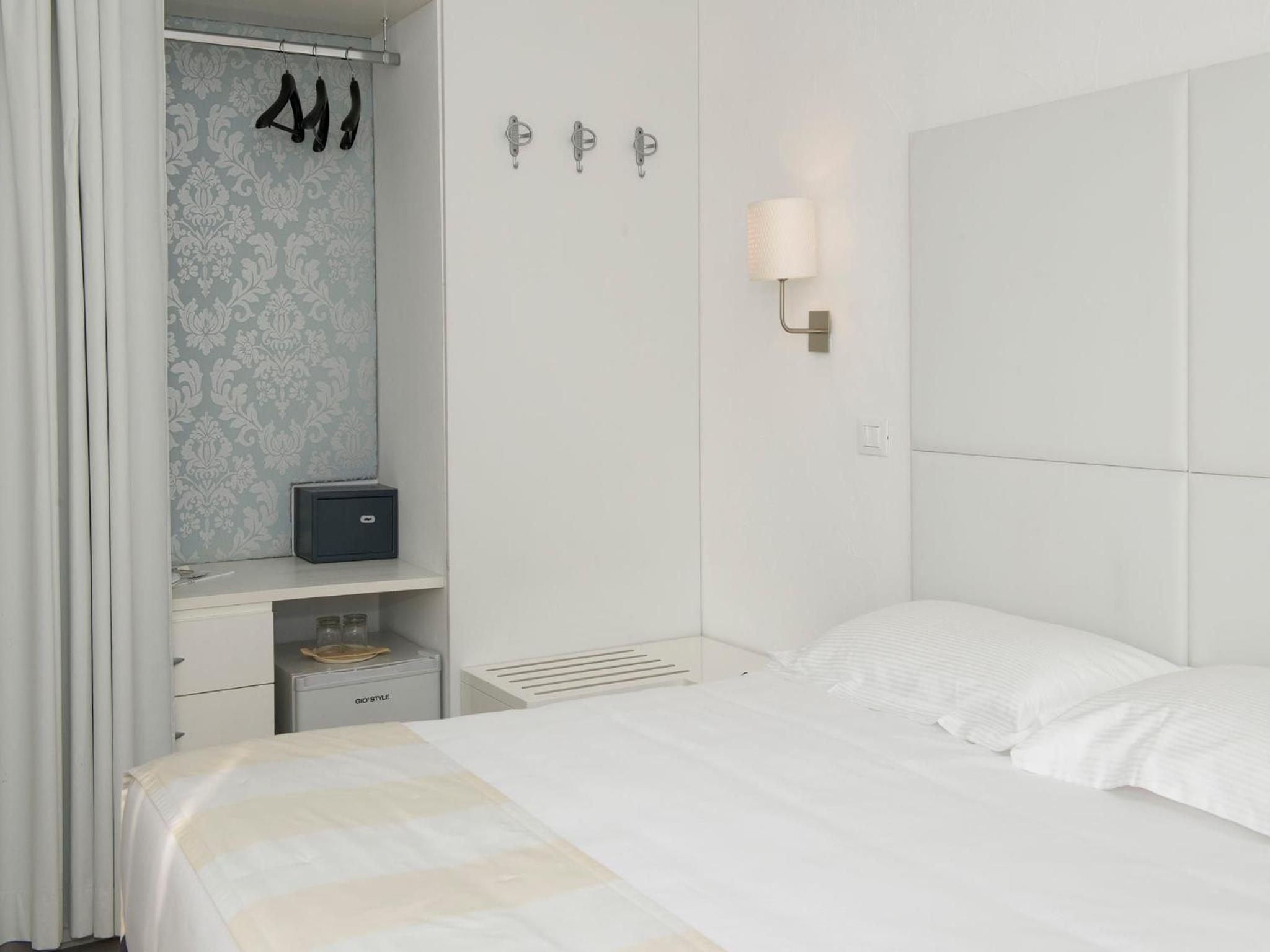 Double or Twin Room with Partial Sea View - Photo 2