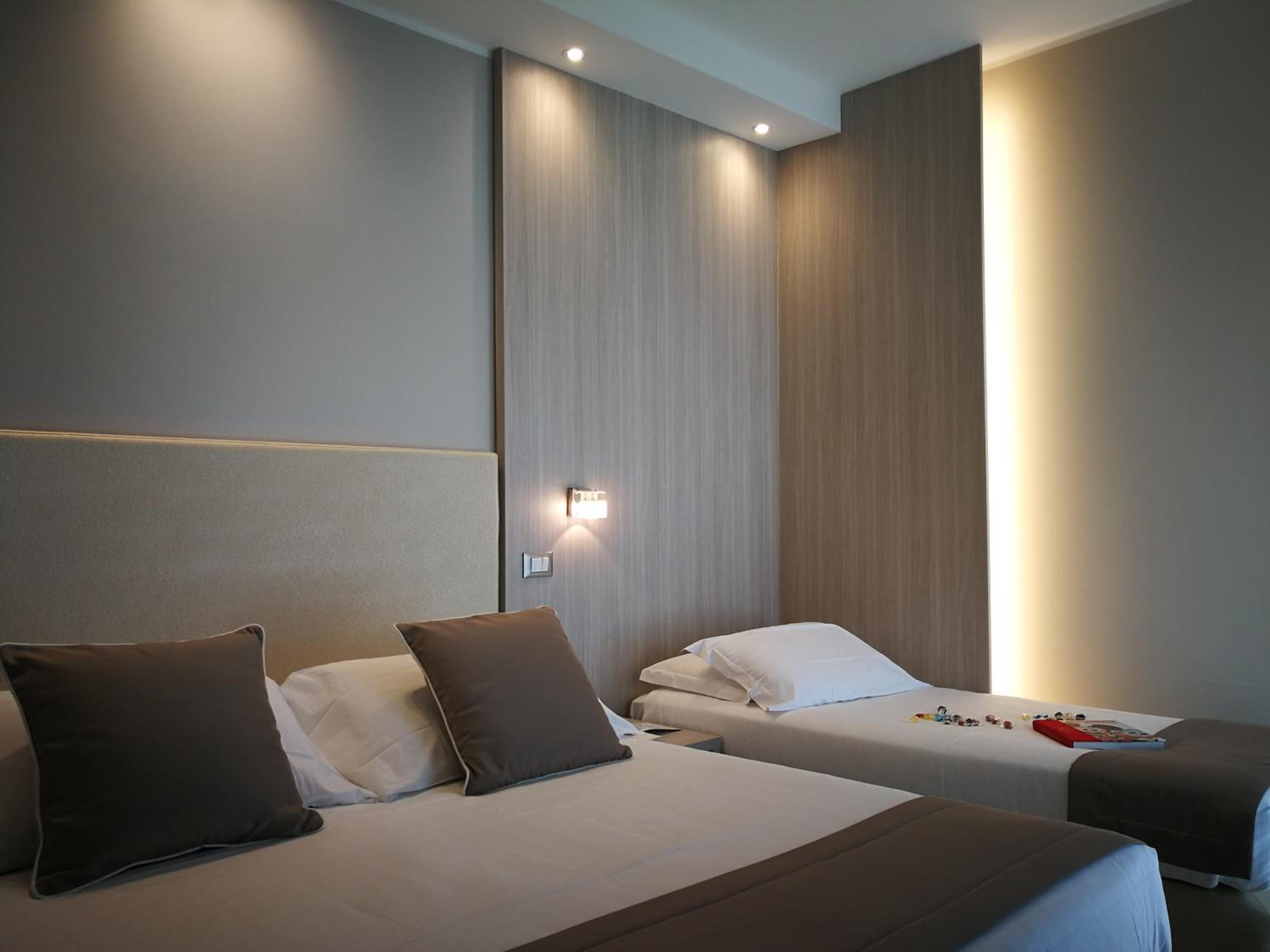 Economy Triple Room with Sea View - Photo 4