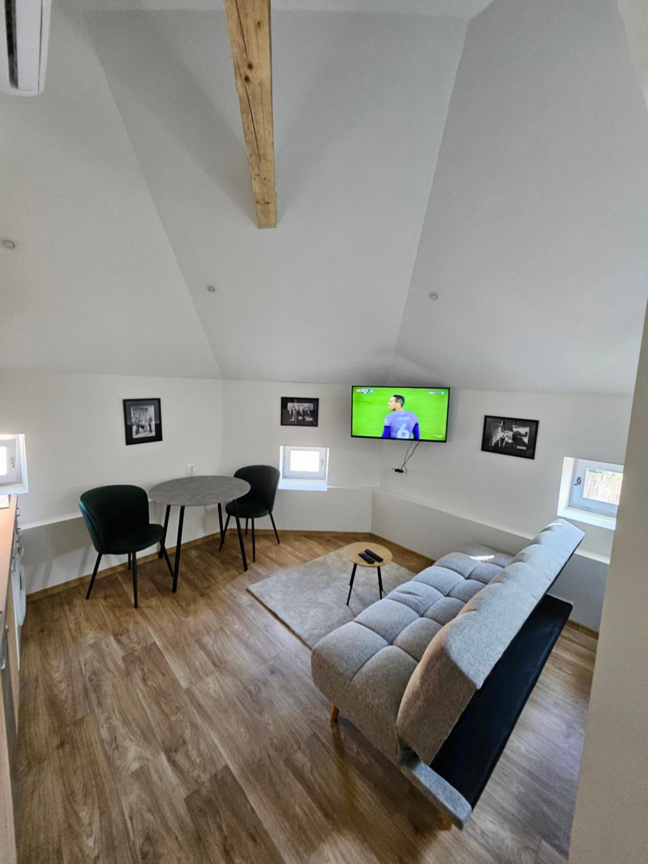 Apartment - Split Level photo 2