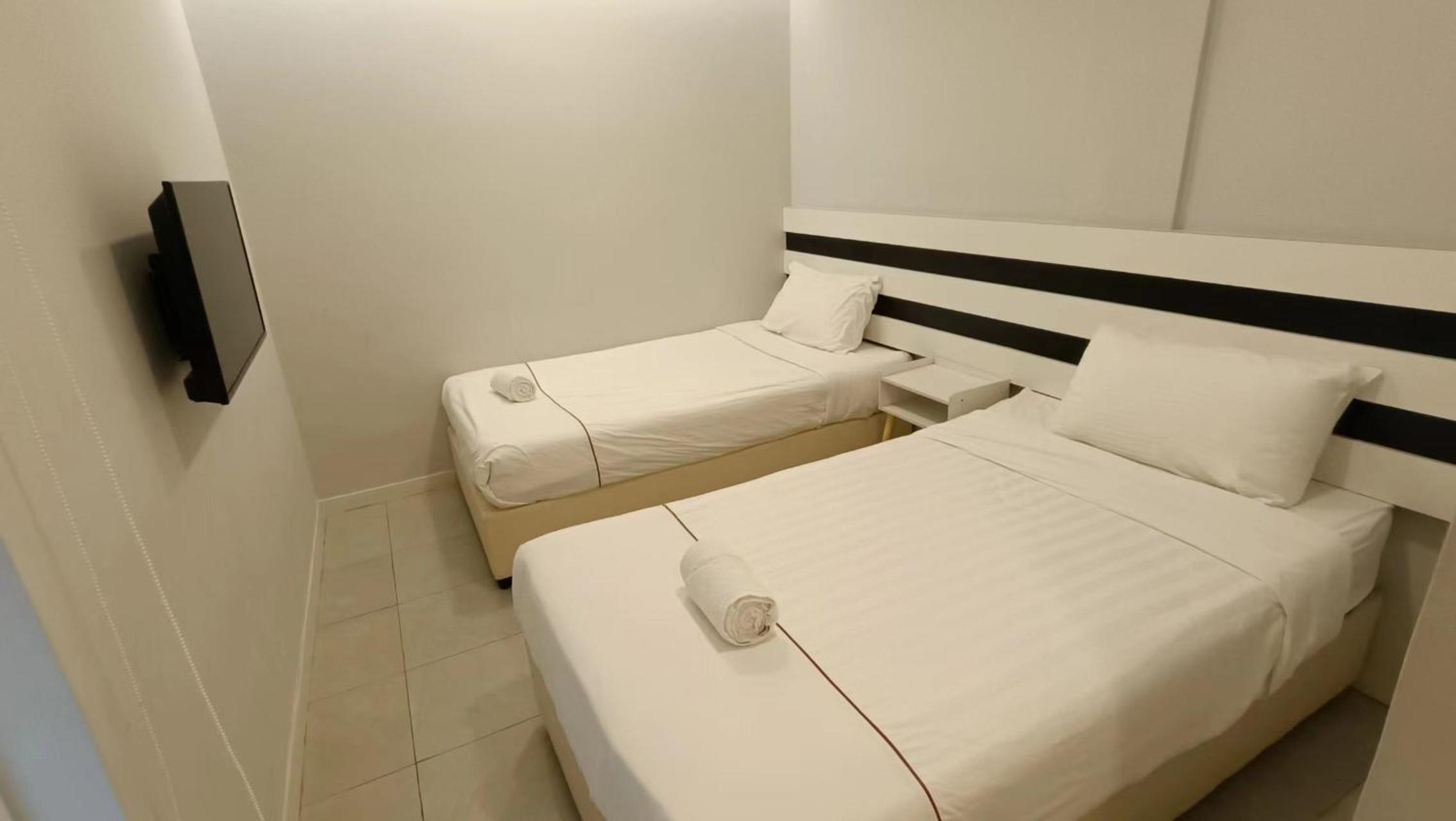 Double or Twin Room with Private Bathroom - Photo 2