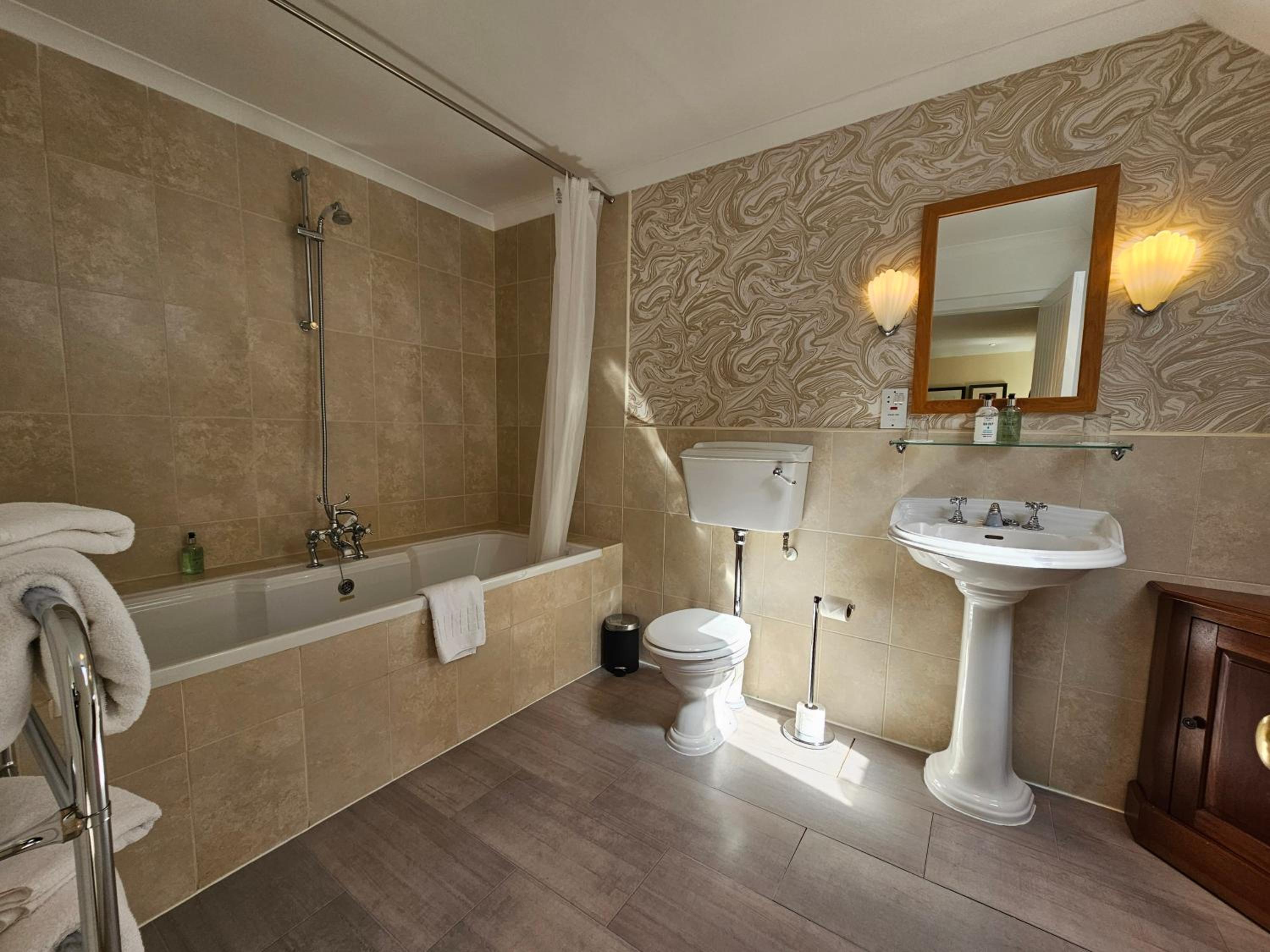 Comfy King Room photo 2