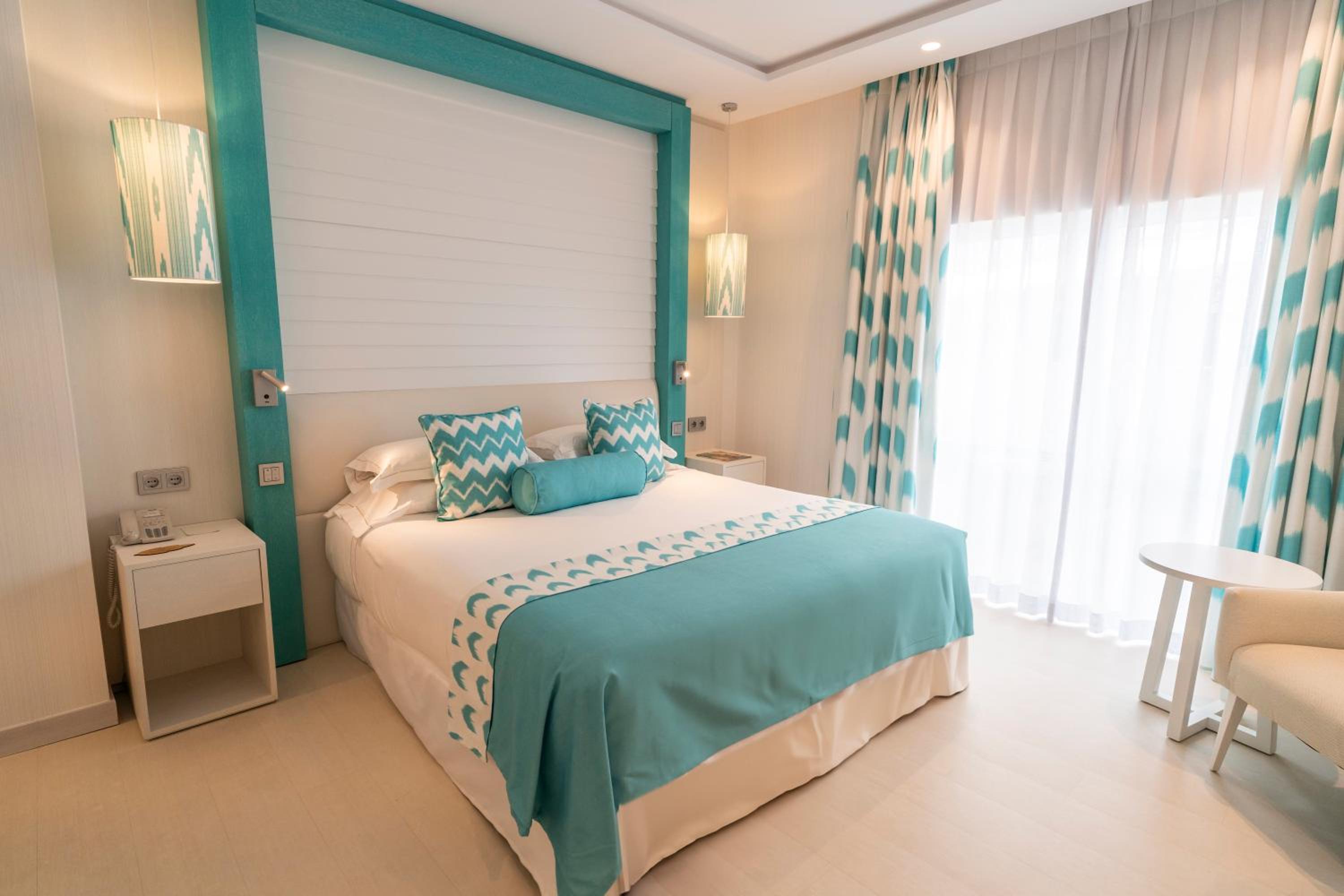 Classic Double or Twin Room with City / Interior View - Photo 3