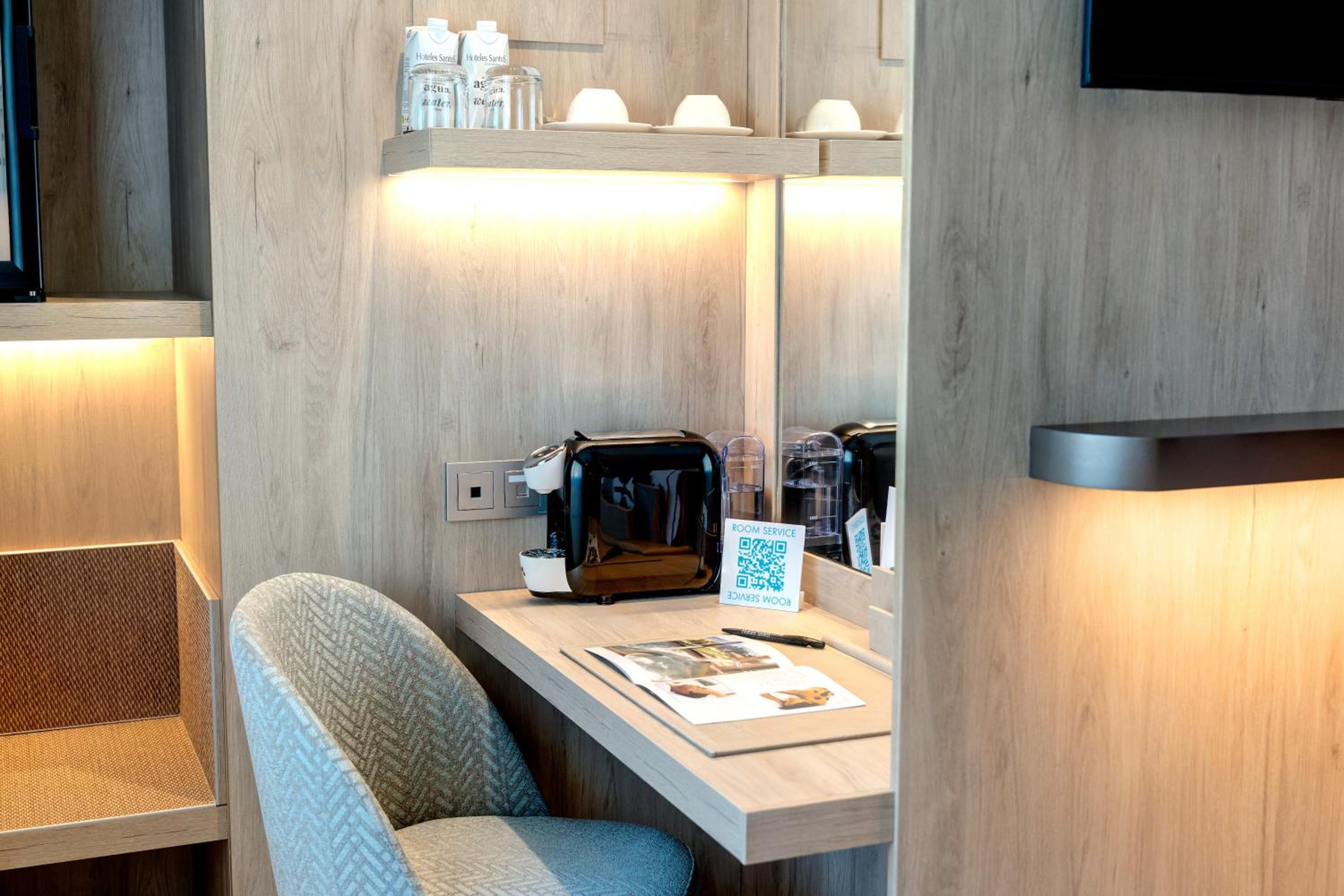 Classic Double or Twin Room with City / Interior View - Photo 8