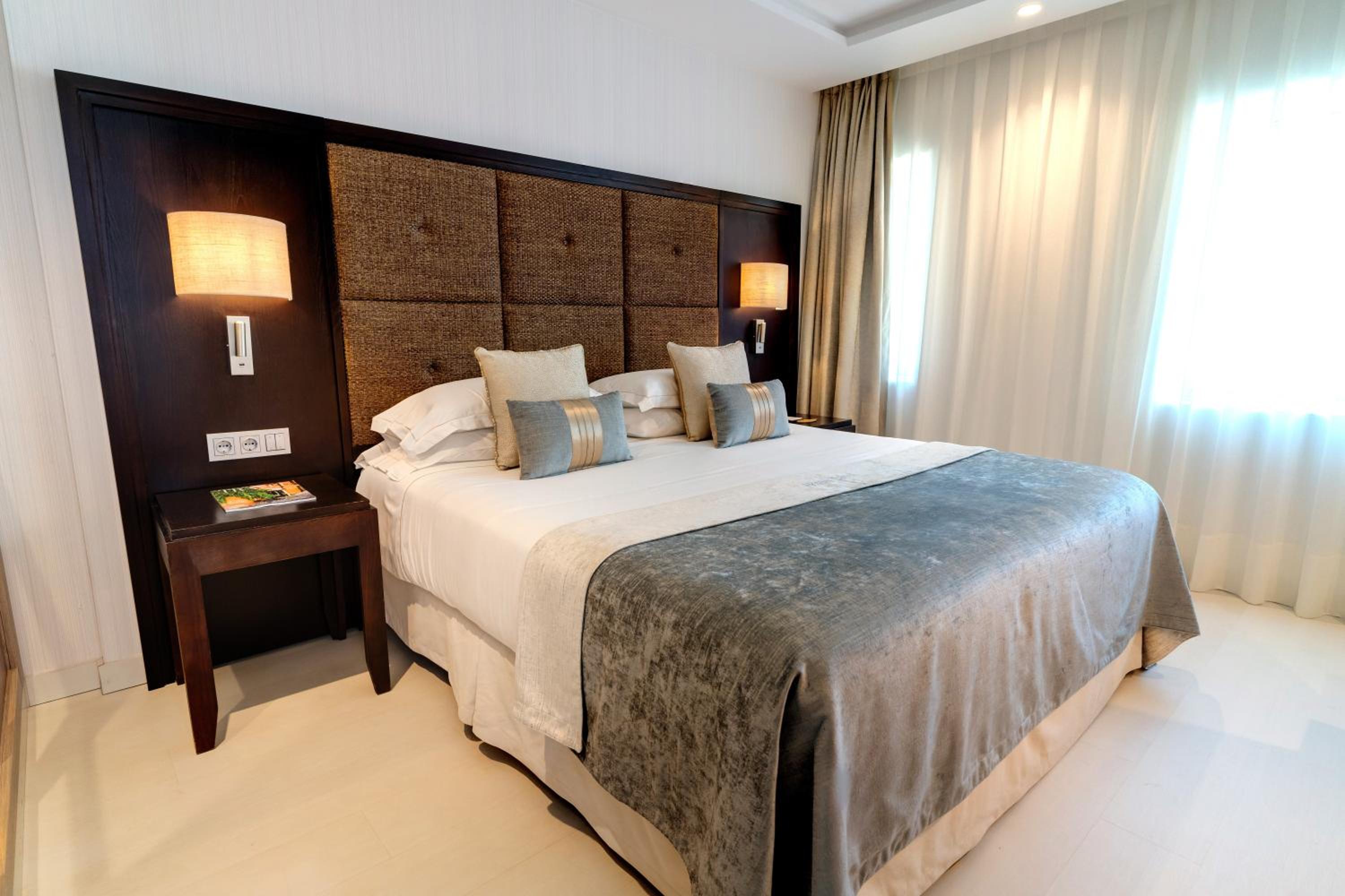Classic Double or Twin Room with City / Interior View - Photo 5
