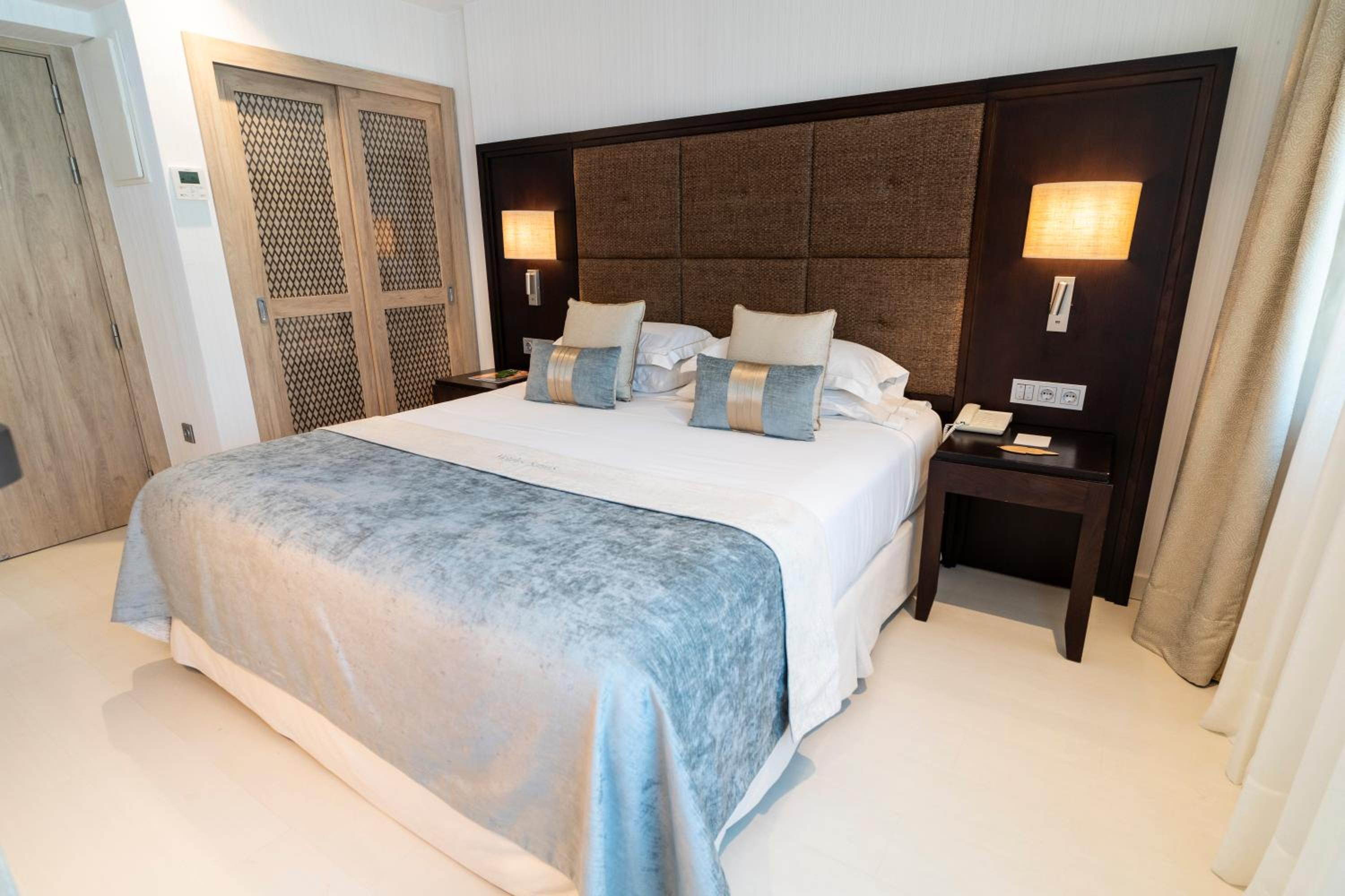 Classic Double or Twin Room with City / Interior View - Photo 1