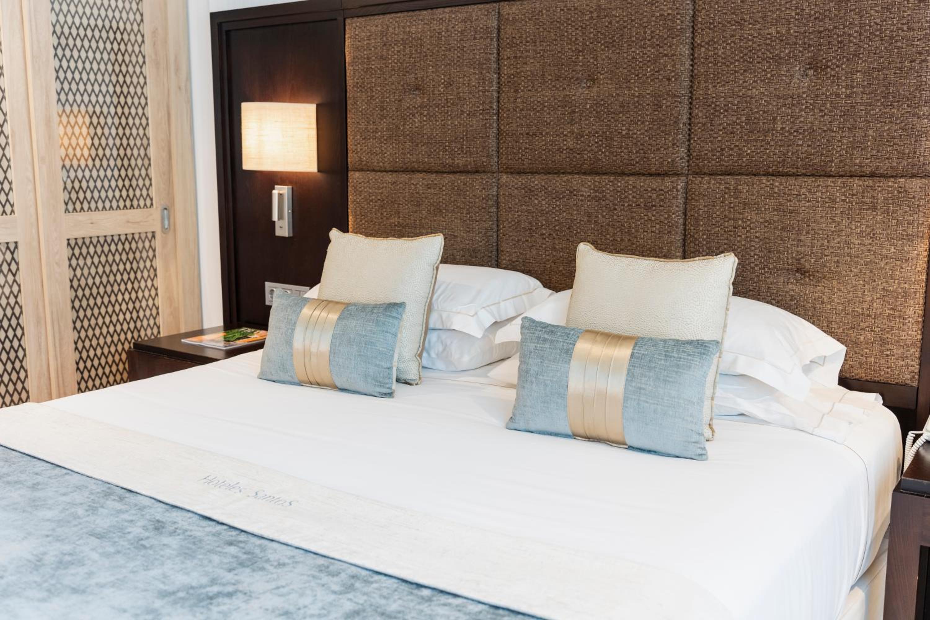 Classic Double or Twin Room with City / Interior View - Photo 4