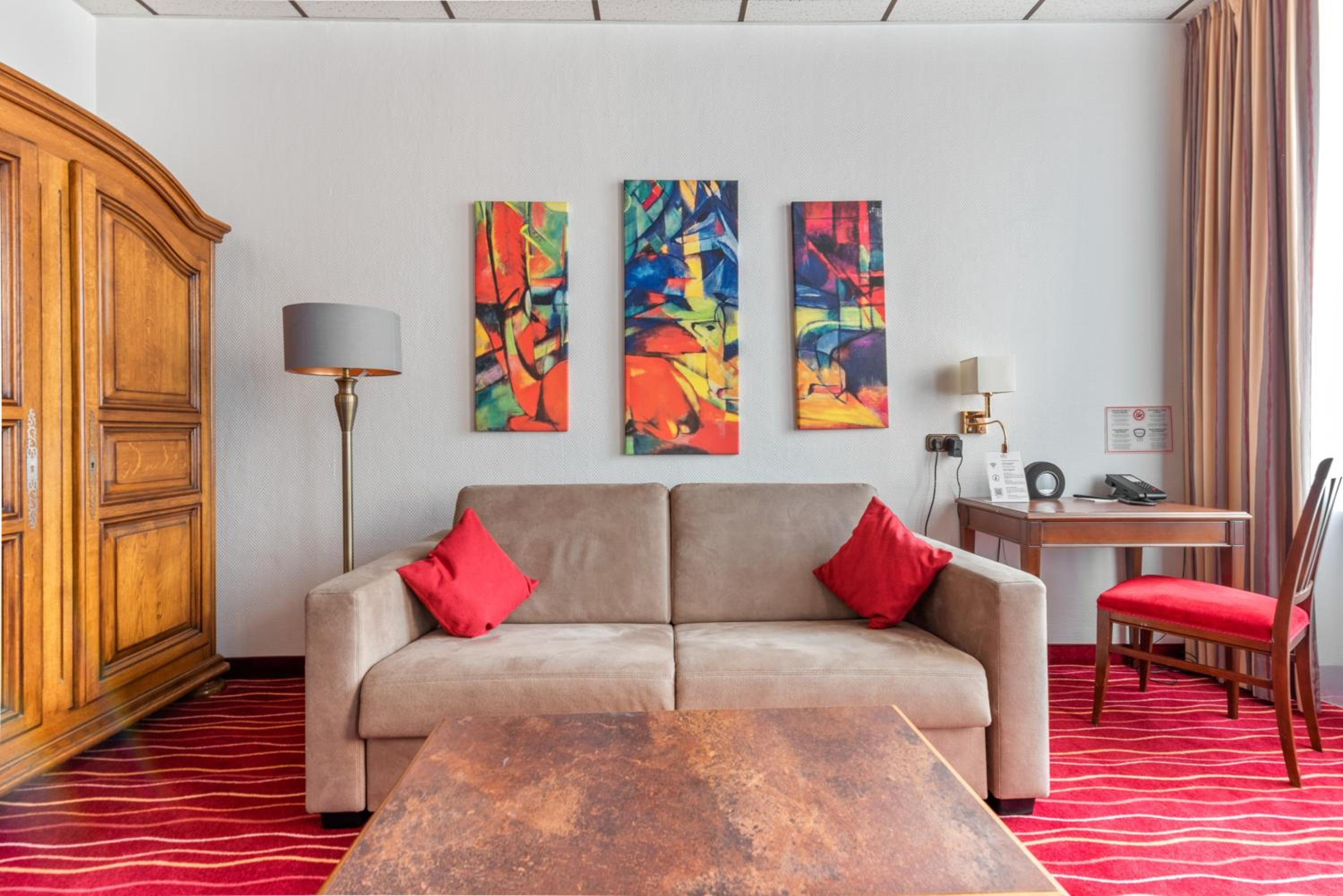 Superior Family Room photo 3