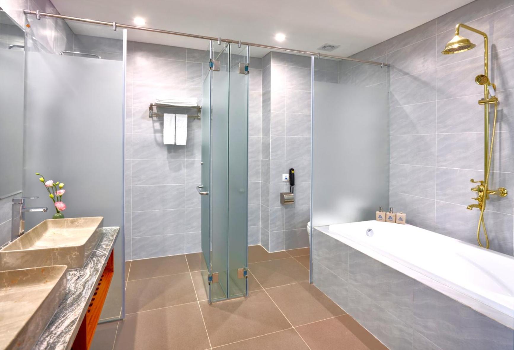 Suite with Double Bed - Photo 12