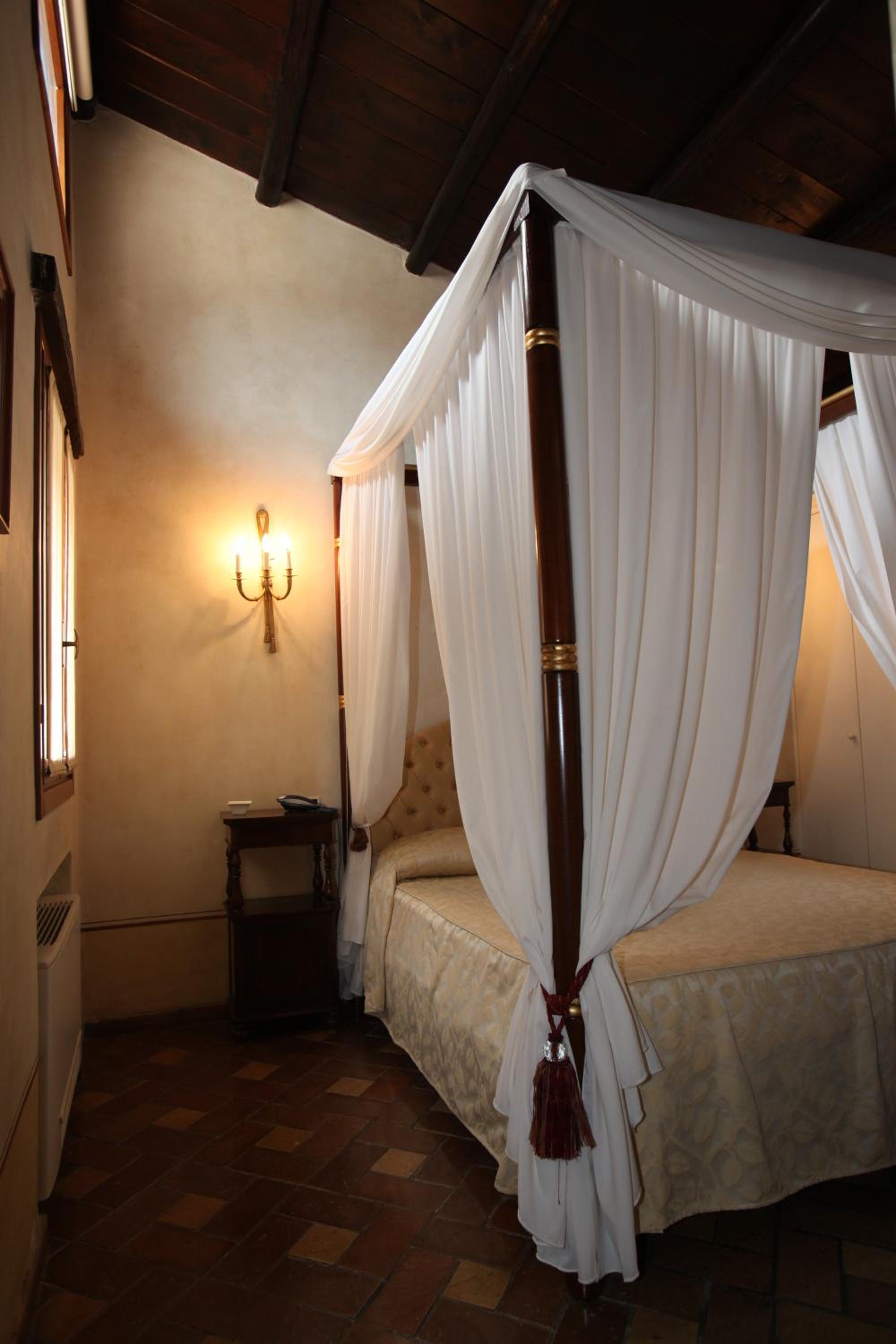 Queen Suite with Spa Bath photo 2