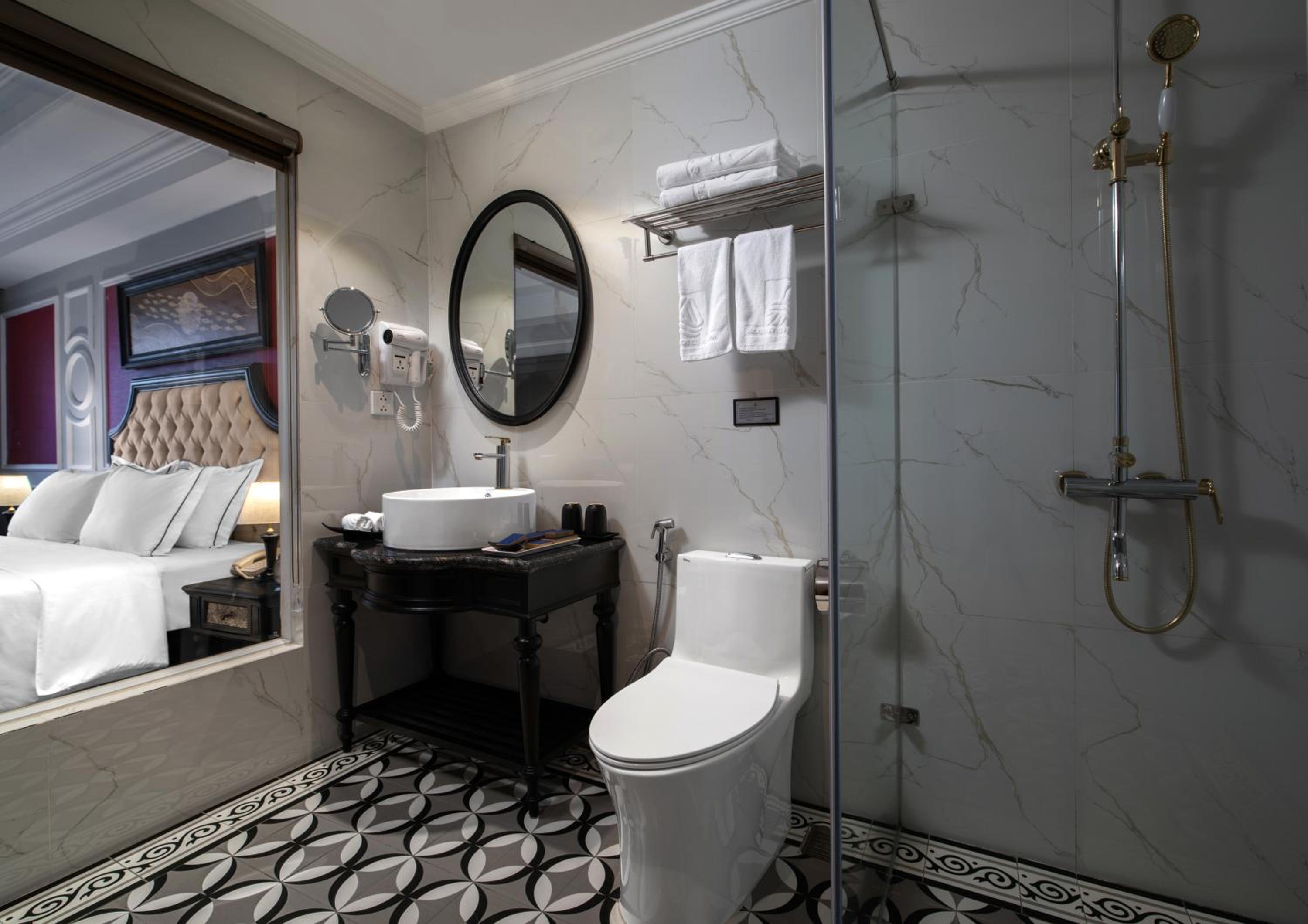 Deluxe Double Room with Balcony - Photo 4