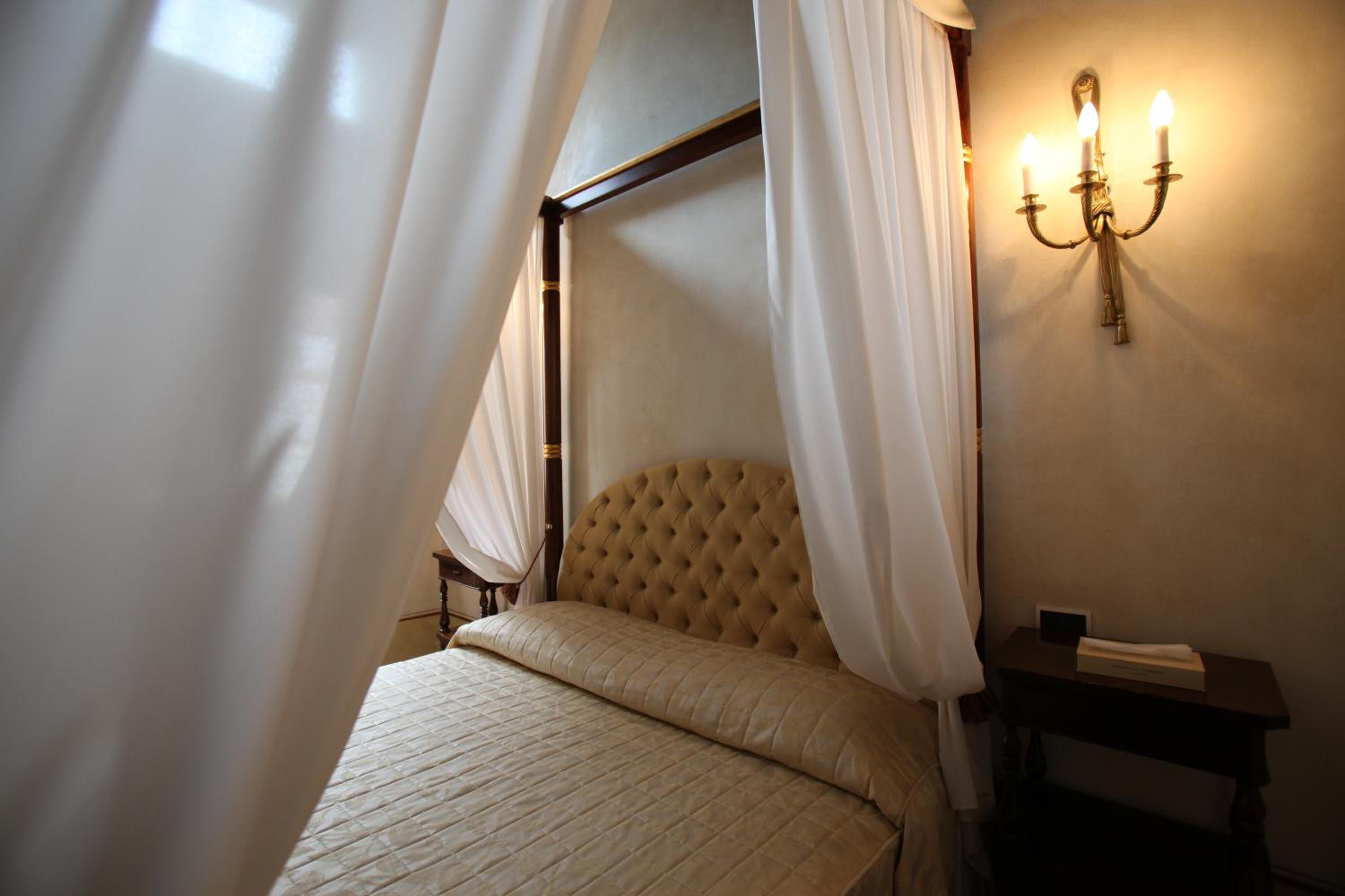 Queen Suite with Spa Bath photo 1