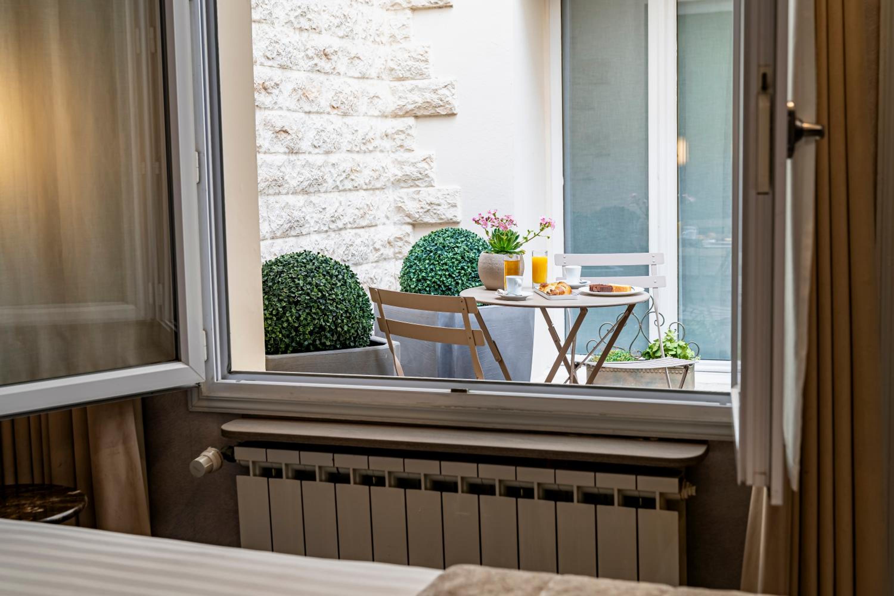 Double Room with Patio photo 2