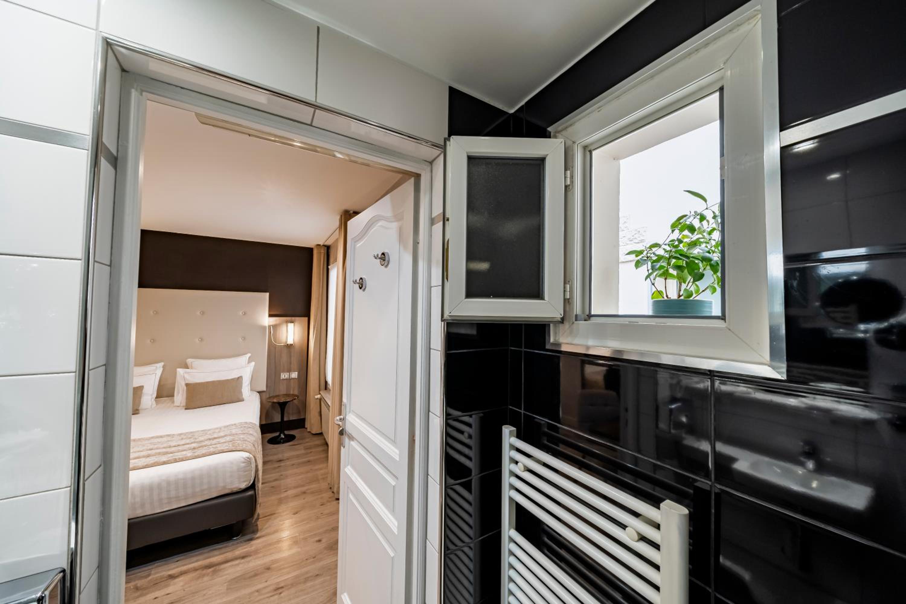 Double Room with Patio photo 3
