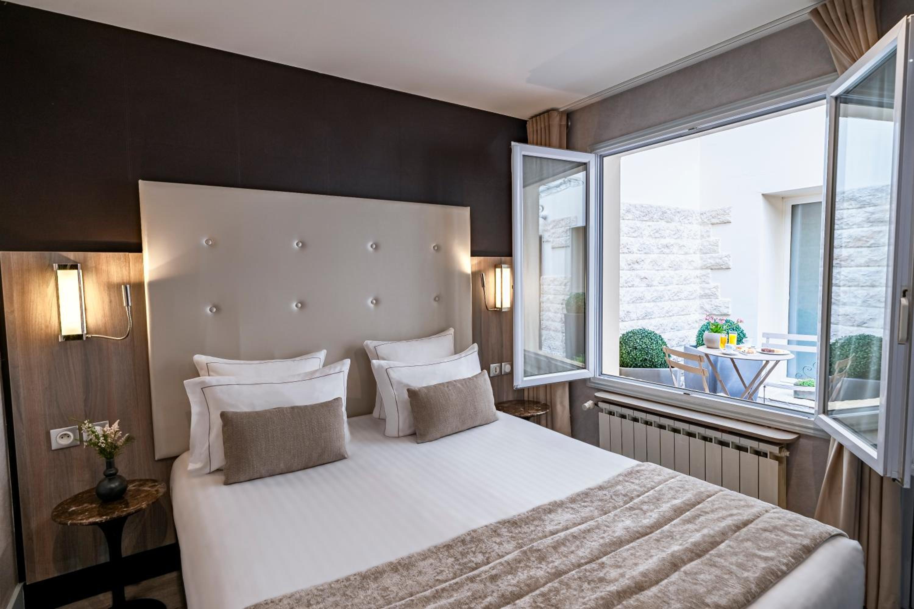 Double Room with Patio photo 1